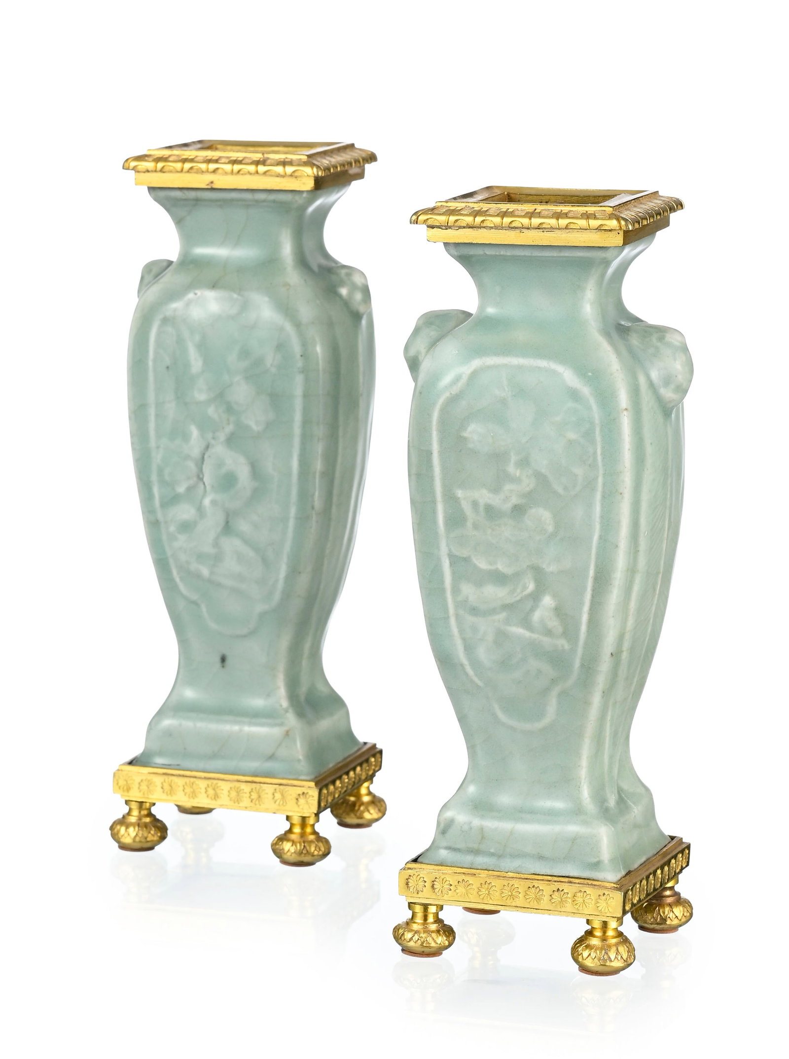 Paire de vases, Chine, XIXe s., en porcelaine à glaçure céladon craquelé, dé: Paire de vases, Chine, XIXe s., en porcelaine à glaçure céladon craquelé, décor de prunus et pins dans des cartouches, monture en bronze doré, h. 19 cm Provenance: - Soth