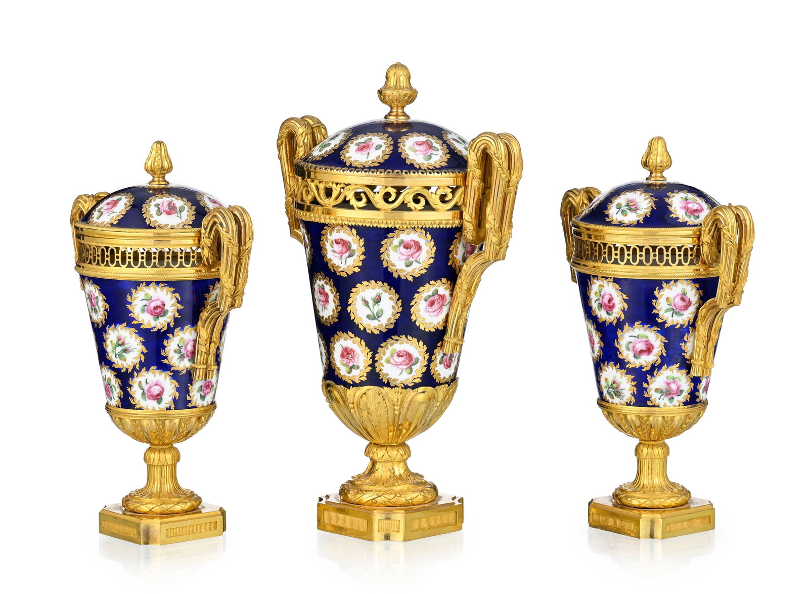 Garniture composée de trois pot-pourris, fin d'époque Louis XVI, en porcelaine de Sèv - 2