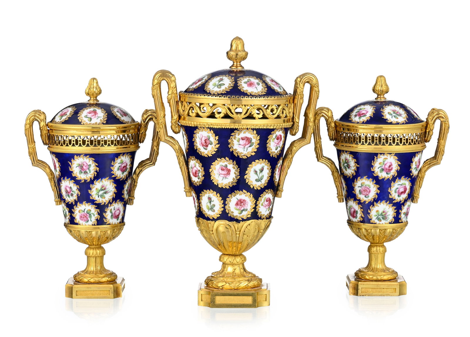 Garniture composée de trois pot-pourris, fin d'époque Louis XVI, en porcelaine de Sèv - 3