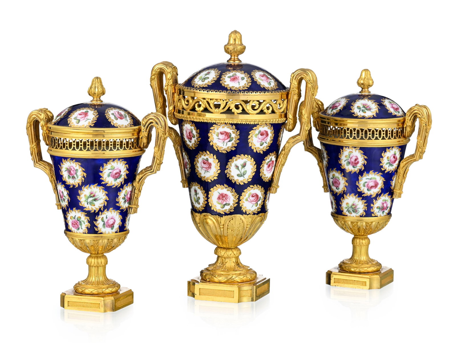 Garniture composée de trois pot-pourris, fin d'époque Louis XVI, en porcelaine de Sèv - 4