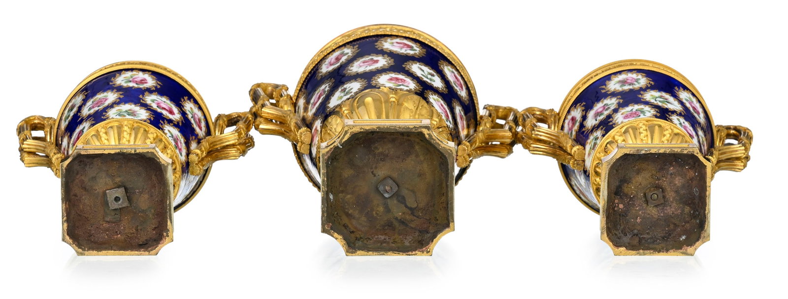 Garniture composée de trois pot-pourris, fin d'époque Louis XVI, en porcelaine de Sèv - 5