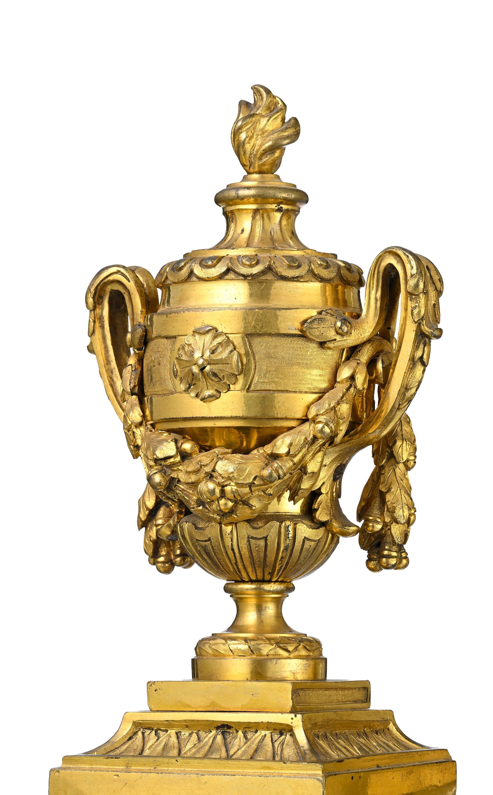 Paire de chenets d'époque Louis XVI, en bronze doré, à décor d'un vase couvert o - 2