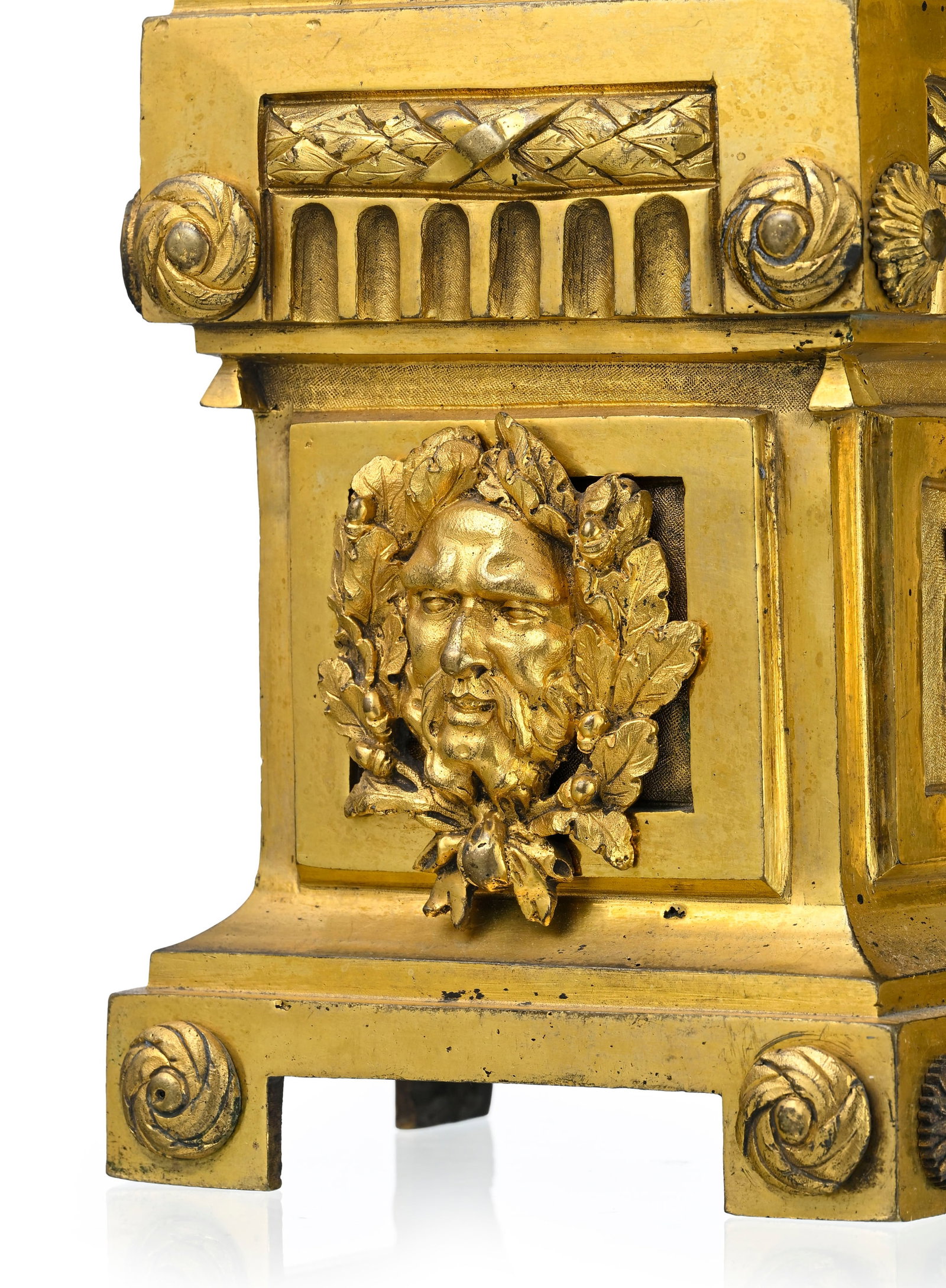 Paire de chenets d'époque Louis XVI, en bronze doré, à décor d'un vase couvert o - 3