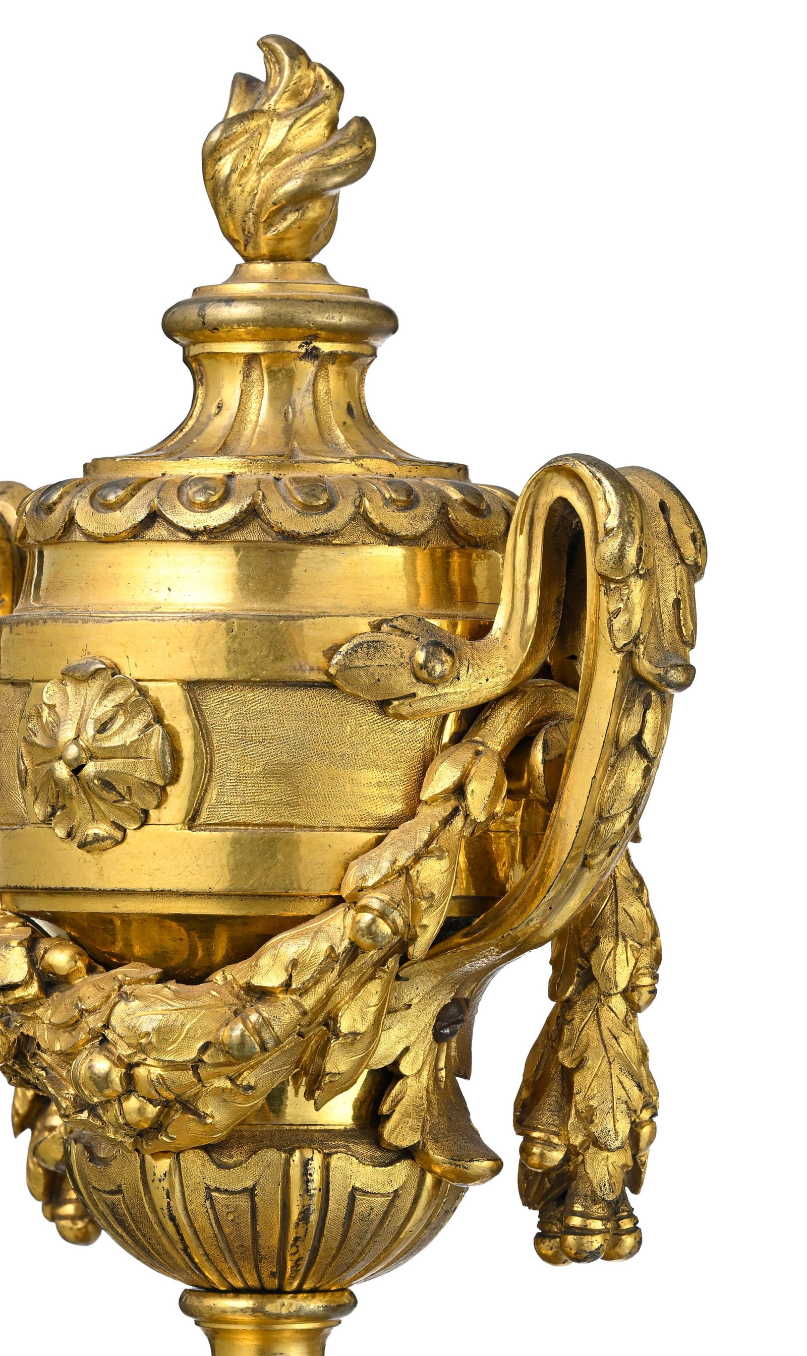Paire de chenets d'époque Louis XVI, en bronze doré, à décor d'un vase couvert o - 4