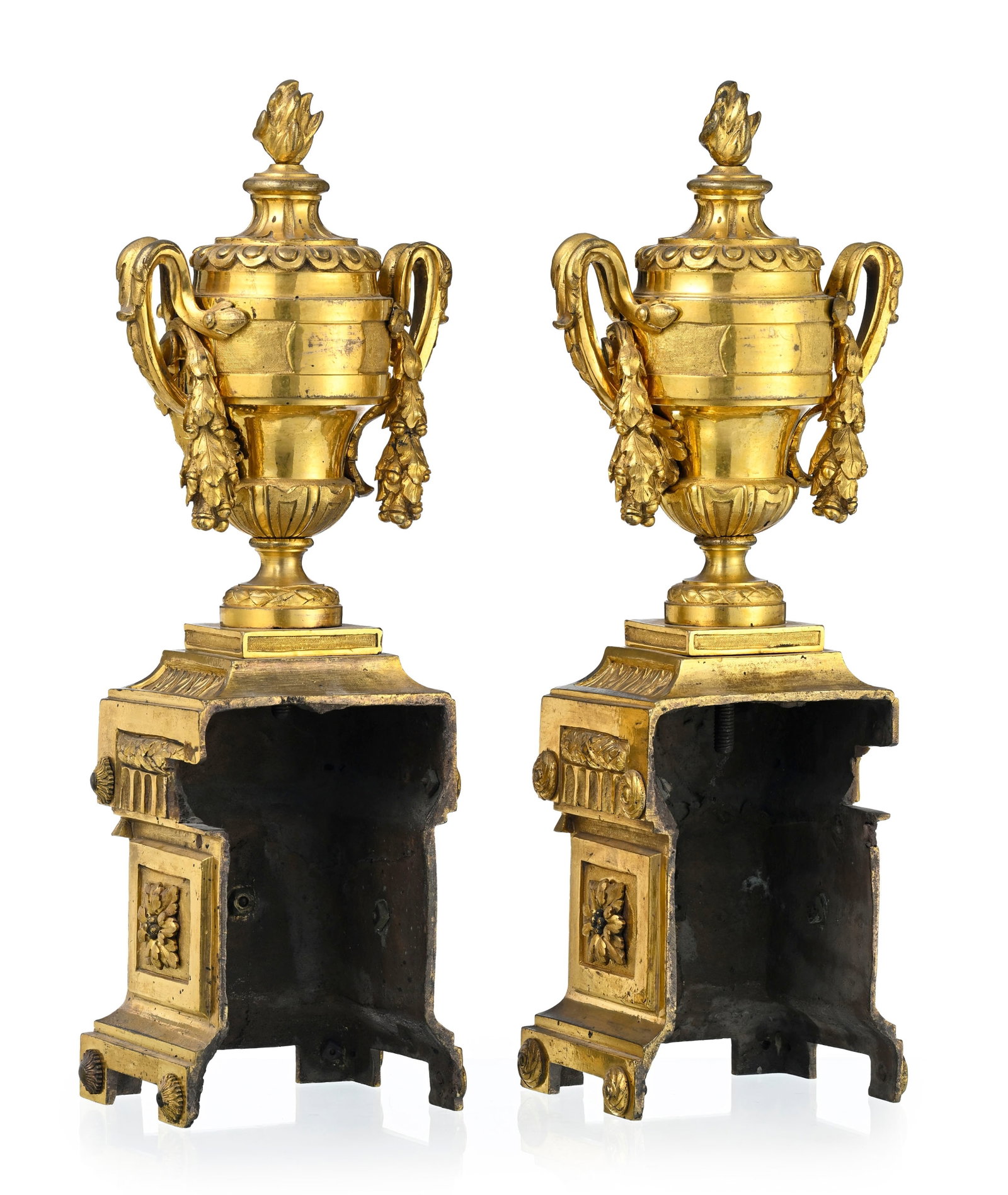 Paire de chenets d'époque Louis XVI, en bronze doré, à décor d'un vase couvert o - 6