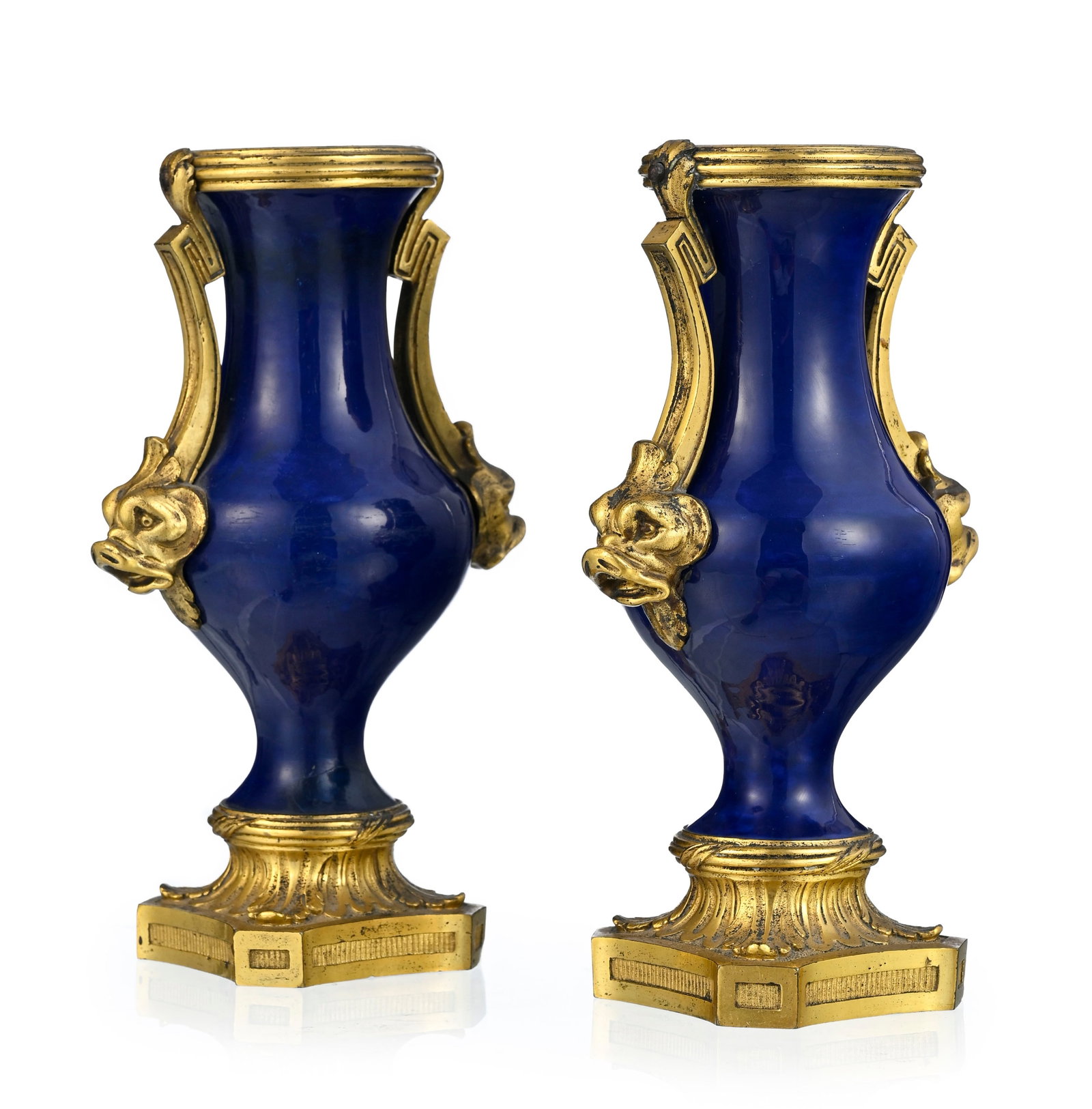 Paire de vases d'époque Louis XVI, de forme balustre, en porcelaine à glaçure bleue, : Paire de vases d'époque Louis XVI, de forme balustre, en porcelaine à glaçure bleue, monture en bronze doré, anses en têtes de dauphin, h. 19 cm Condition un vase restauré