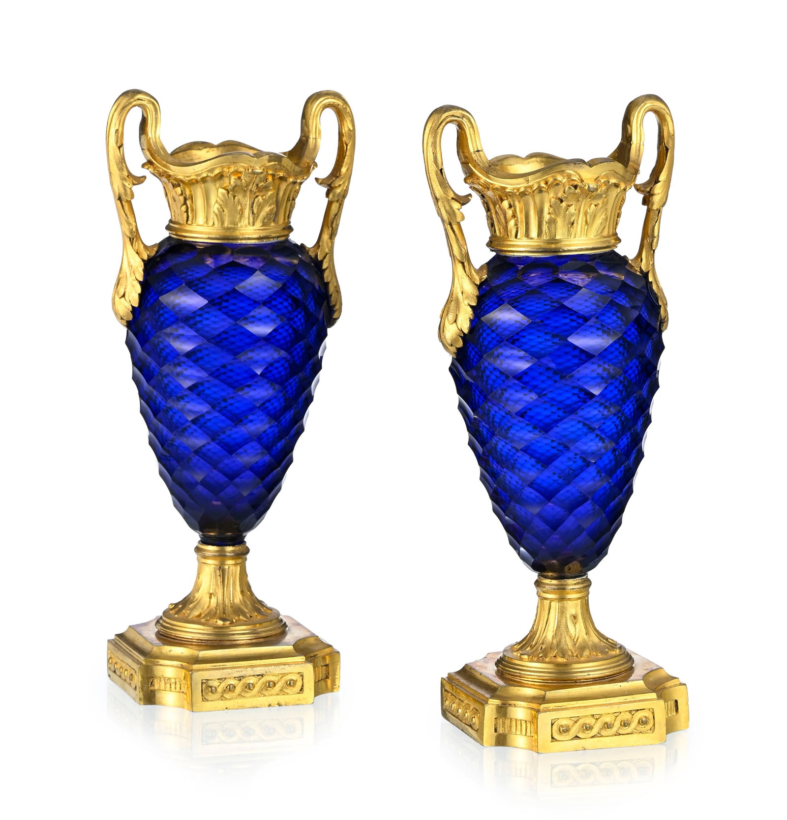Paire de vases, fin du XVIIIe s., en verre facetté teinté bleu du Creusot, monture en bron - 2