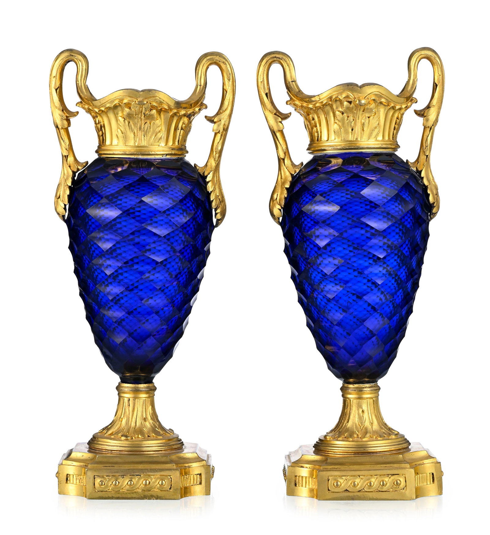 Paire de vases, fin du XVIIIe s., en verre facetté teinté bleu du Creusot, monture en bron - 3