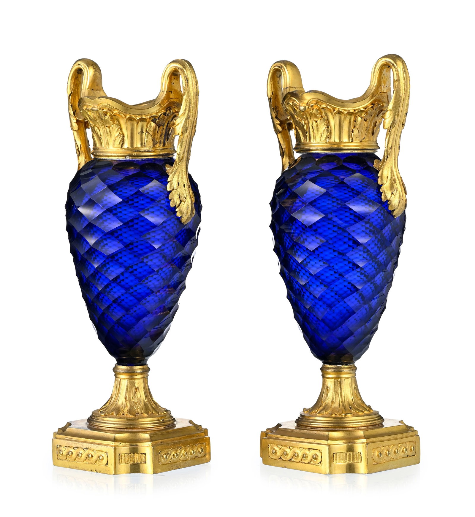 Paire de vases, fin du XVIIIe s., en verre facetté teinté bleu du Creusot, monture en bron - 4