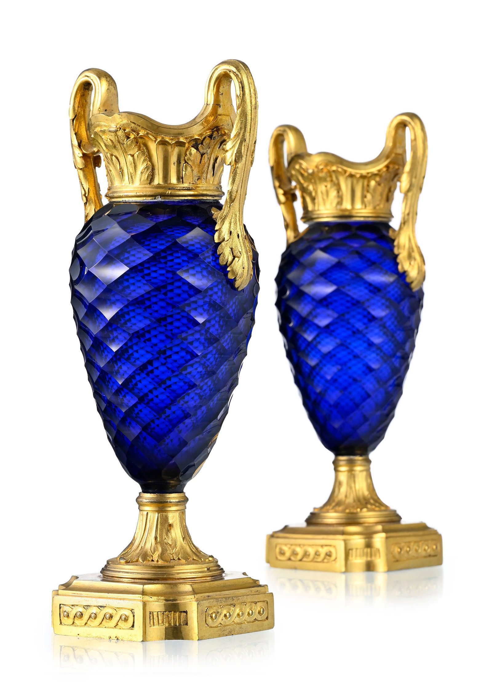 Paire de vases, fin du XVIIIe s., en verre facetté teinté bleu du Creusot, monture en bron - 5