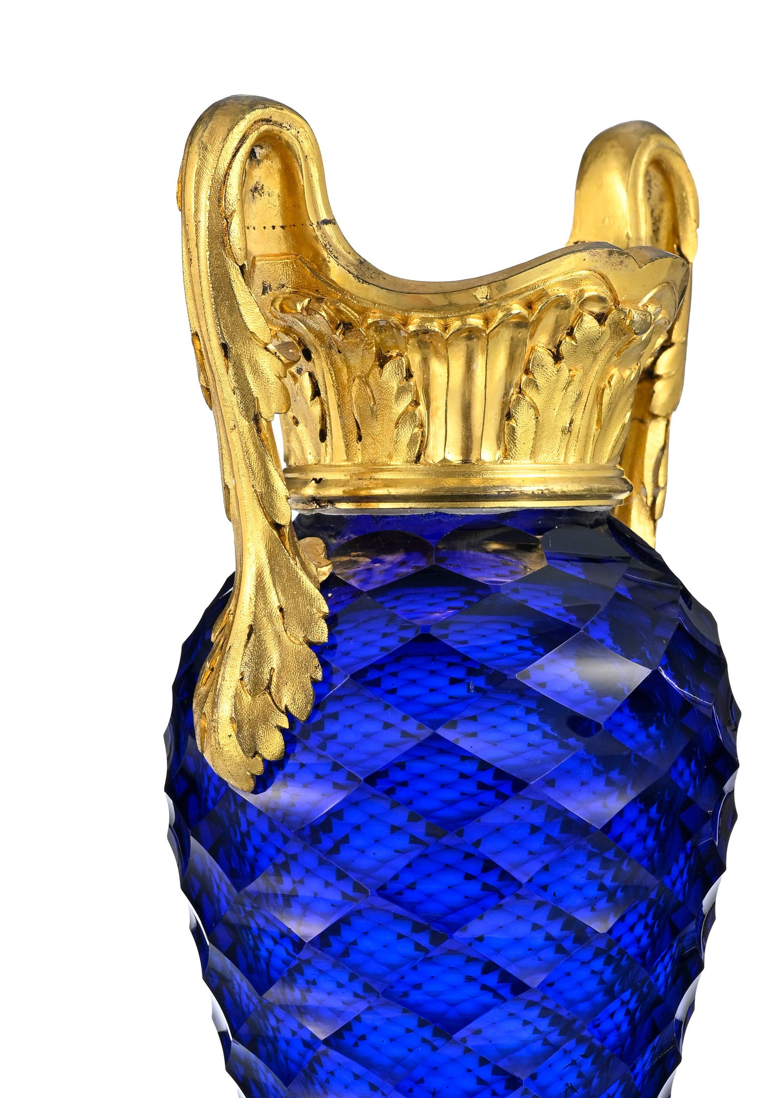 Paire de vases, fin du XVIIIe s., en verre facetté teinté bleu du Creusot, monture en bron - 6