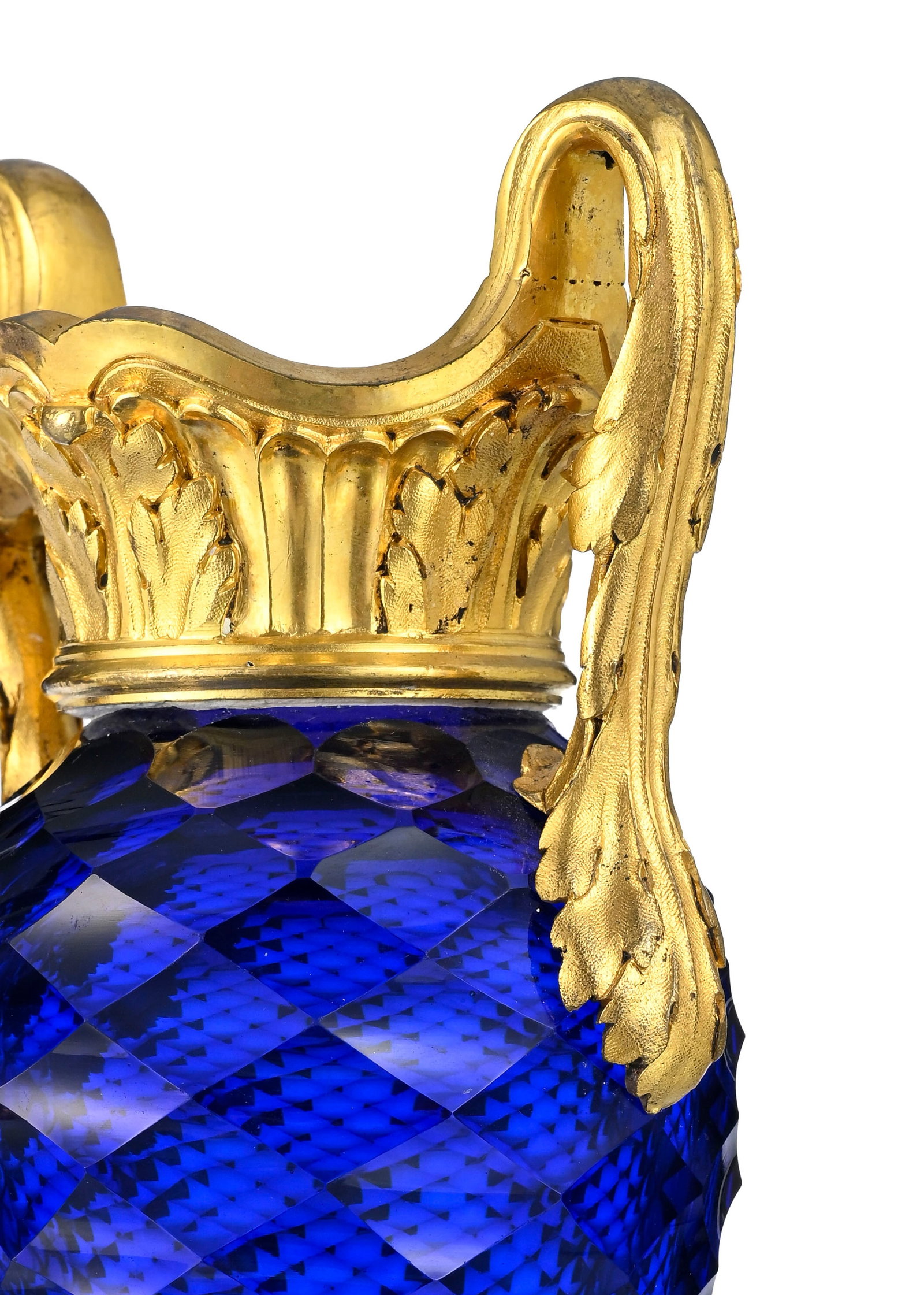 Paire de vases, fin du XVIIIe s., en verre facetté teinté bleu du Creusot, monture en bron - 7