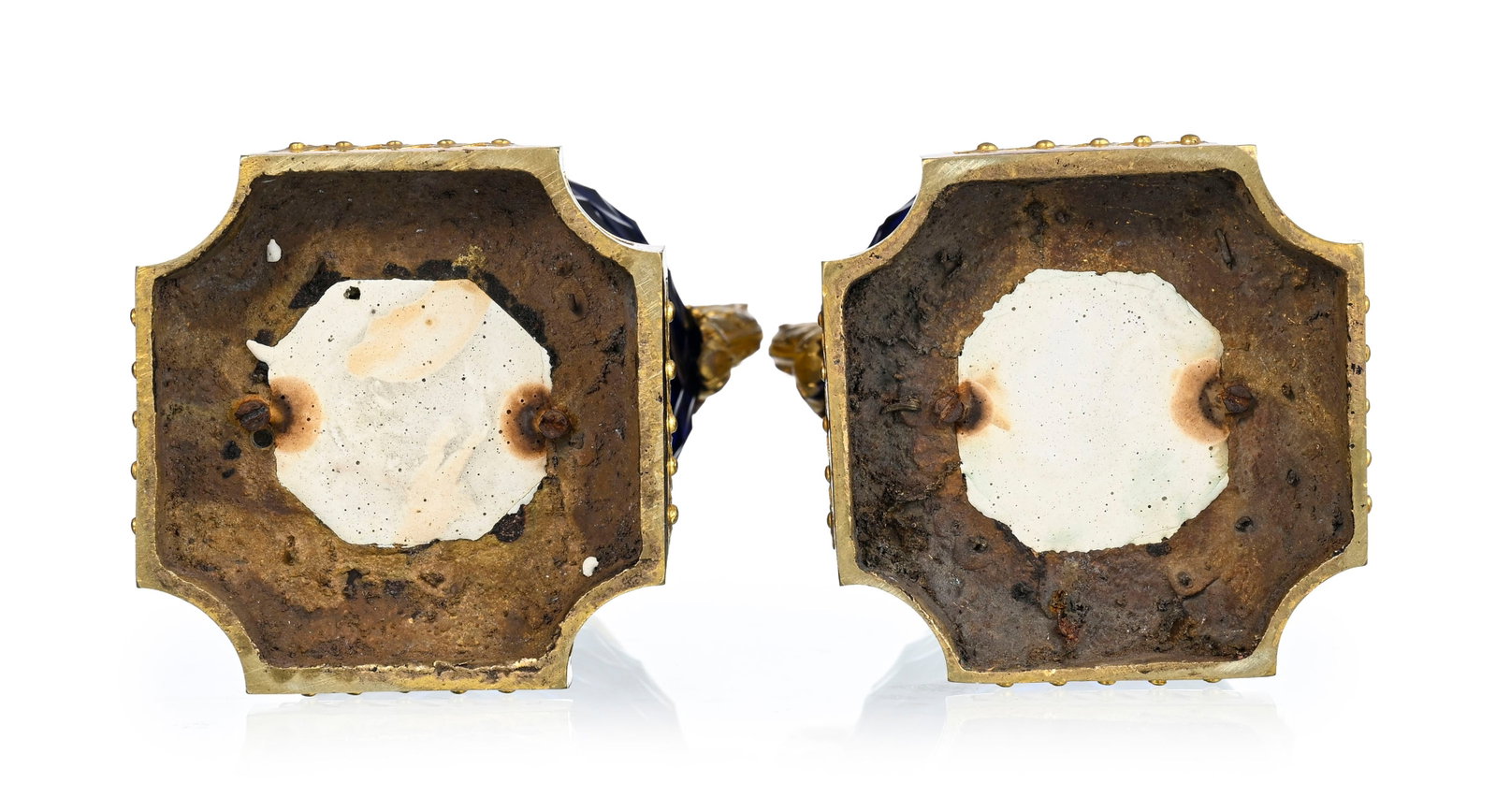 Paire de vases, fin du XVIIIe s., en verre facetté teinté bleu du Creusot, monture en bron - 8