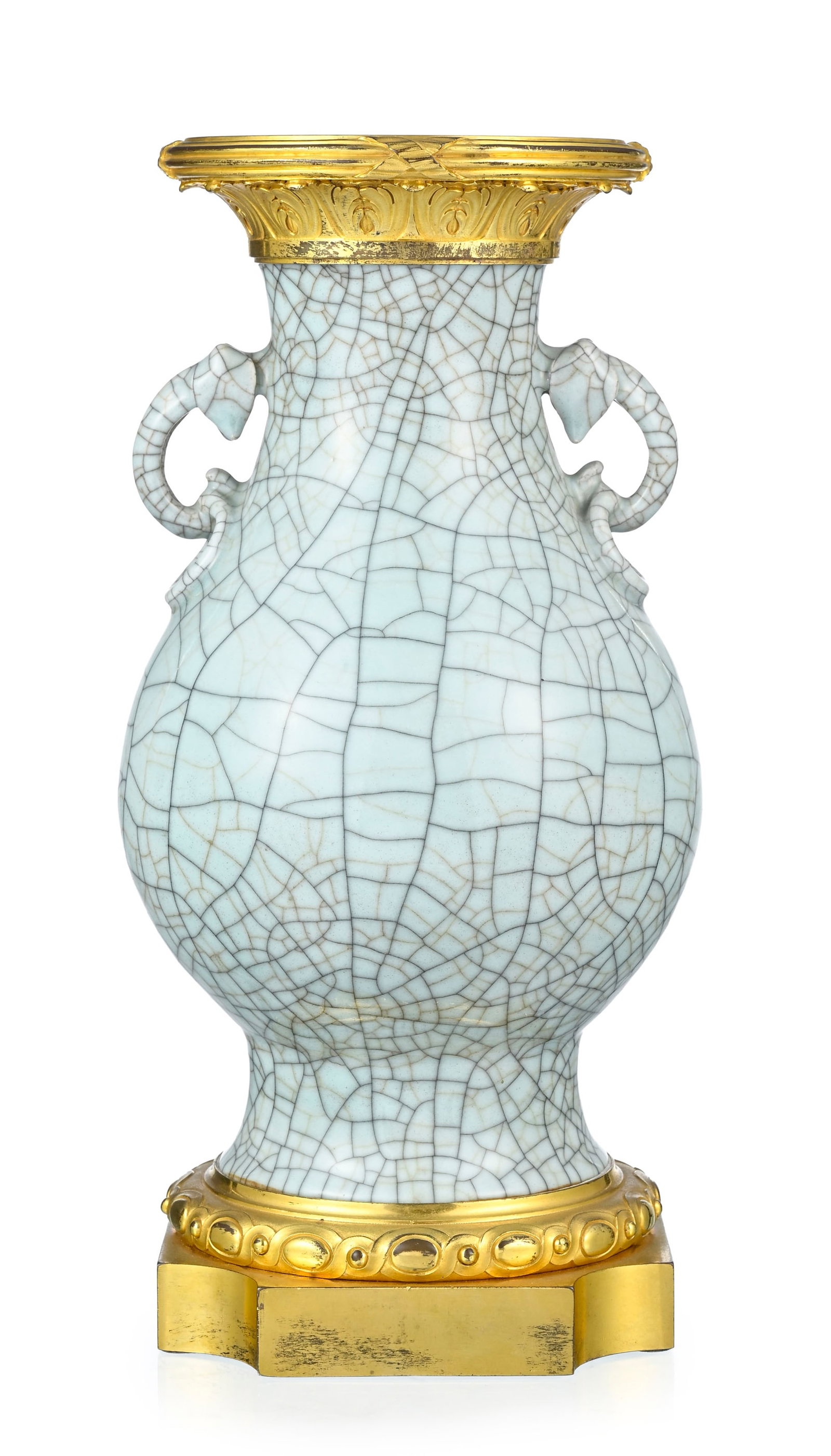 Vase en porcelaine de Chine, XVIIIe s., à glaçure céladon craquelé, le corps fla: Vase en porcelaine de Chine, XVIIIe s., à glaçure céladon craquelé, le corps flanqué d'anses en forme de tête d'éléphant retenant un anneau, monture en bronze