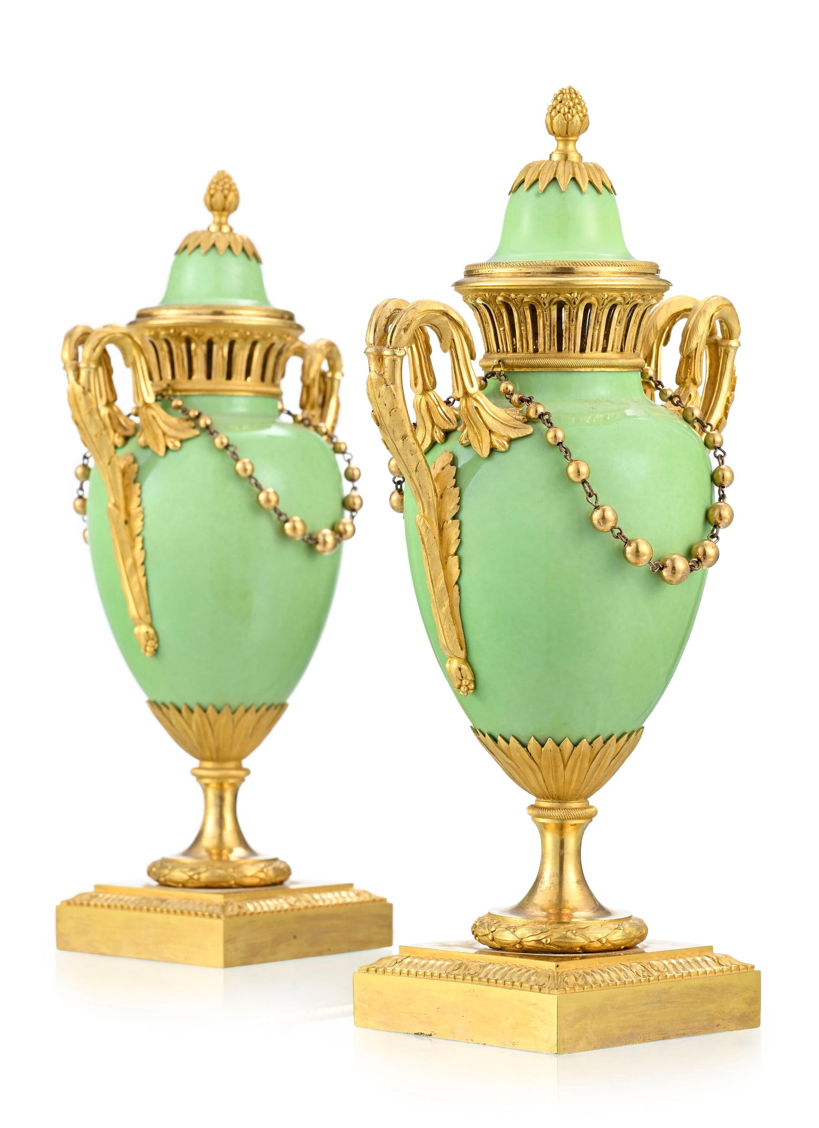 Paire de vases pot-pourri d'époque Louis XVI, en porcelaine de Locré à glaçure v: Paire de vases pot-pourri d'époque Louis XVI, en porcelaine de Locré à glaçure verte, de forme ovoïde flanqué d'anses reliées de guirlandes perlées, h. 34 cm Pr