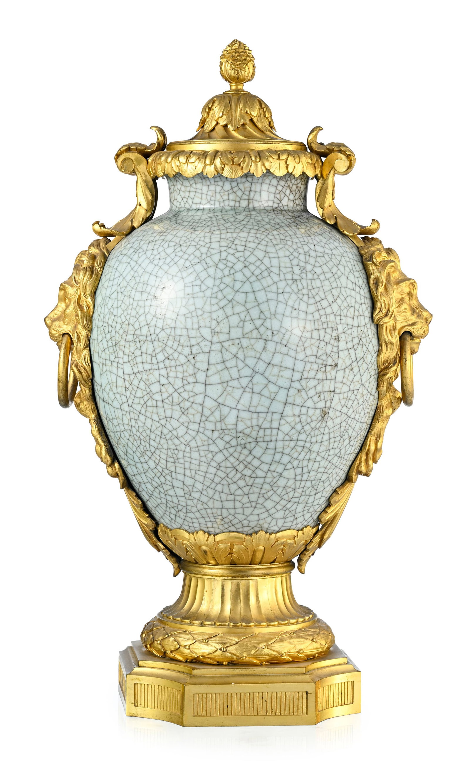 Vase, Chine, en porcelaine à glaçure céladon craquelée, monture en bronze du XIX: Vase, Chine, en porcelaine à glaçure céladon craquelée, monture en bronze du XIXe s. à décor de mufles de lion, h. 59 cm