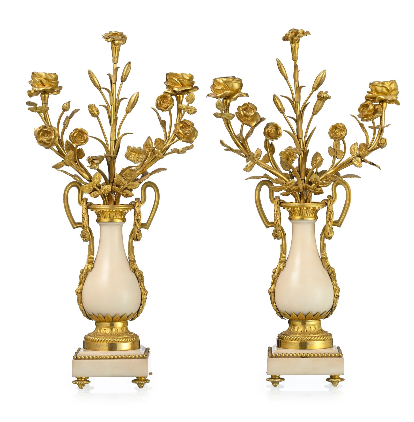 Paire de candélabres de style Louis XVI, XIXe s., à fût balustre en marbre blanc sout: Paire de candélabres de style Louis XVI, XIXe s., à fût balustre en marbre blanc soutenant des bras de lumière fleuris en bronze doré, base à section carrée reposant