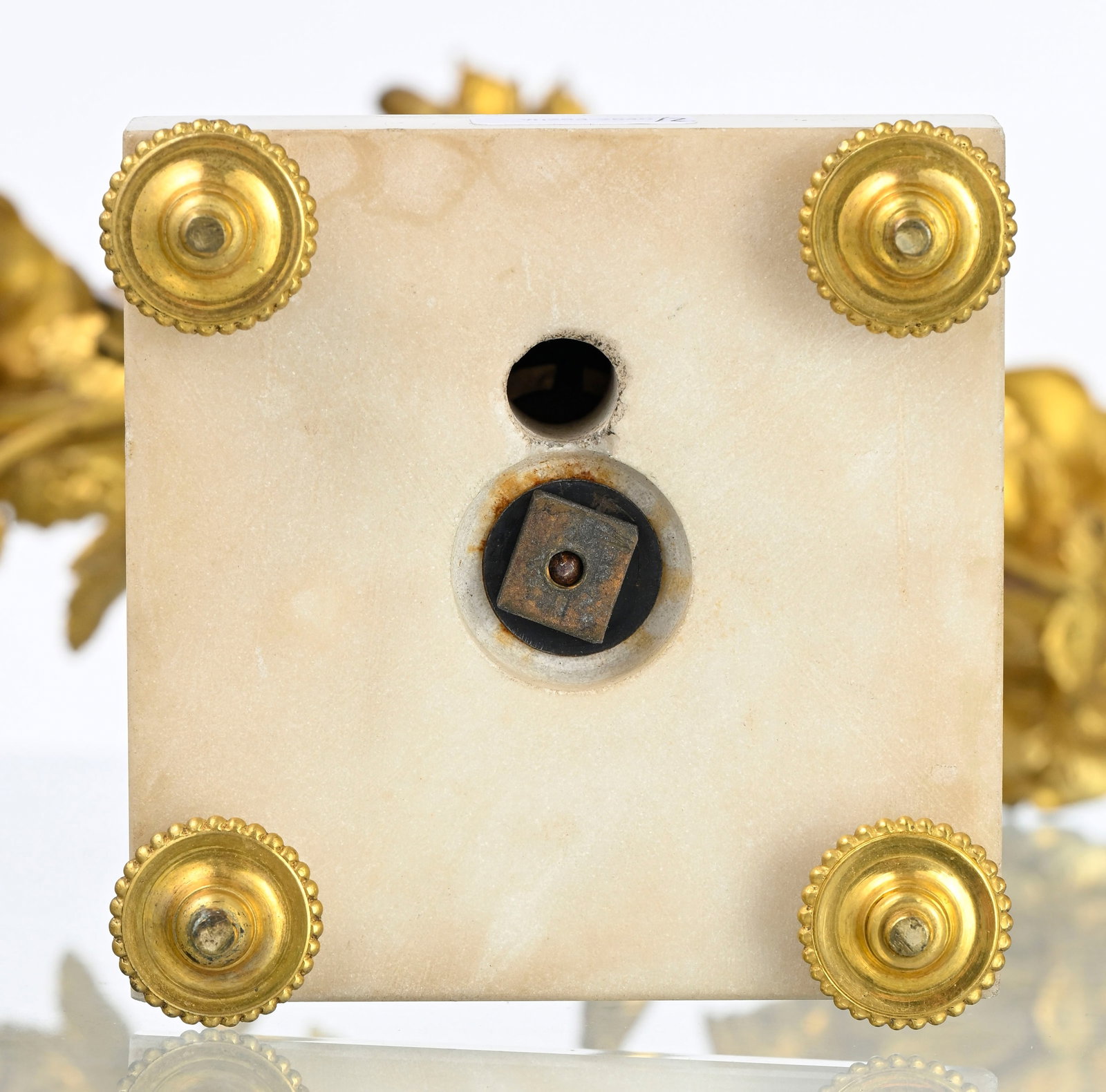 Paire de candélabres de style Louis XVI, XIXe s., à fût balustre en marbre blanc sout - 6