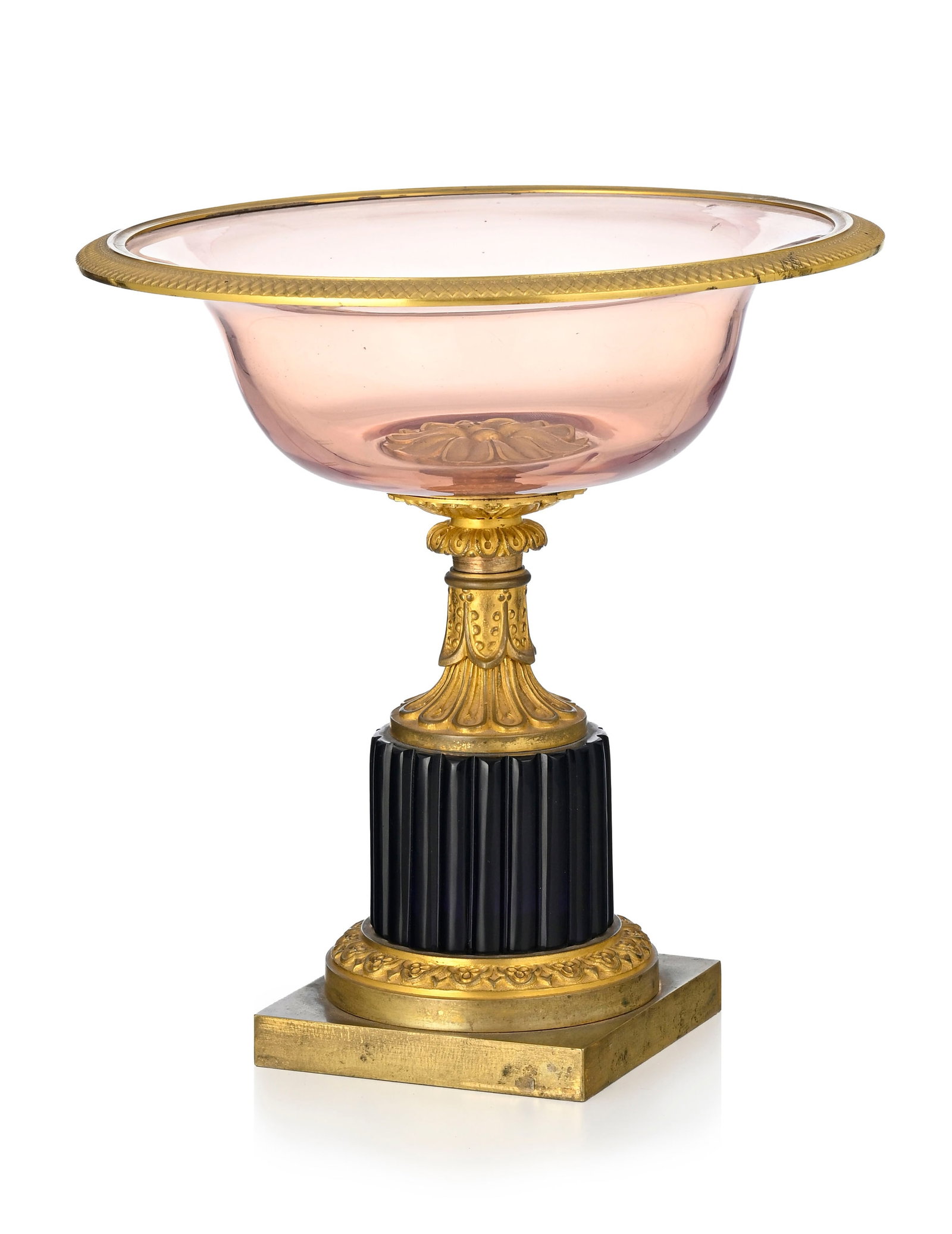 Coupe d'époque Empire, en opaline gorge de pigeon, sur un trépied en bronze doré et v: Coupe d'époque Empire, en opaline gorge de pigeon, sur un trépied en bronze doré et verre cannelé noir, h. 22 cm, diam. 22 cm Condition Attention: cerclage en bronze s'ôtant