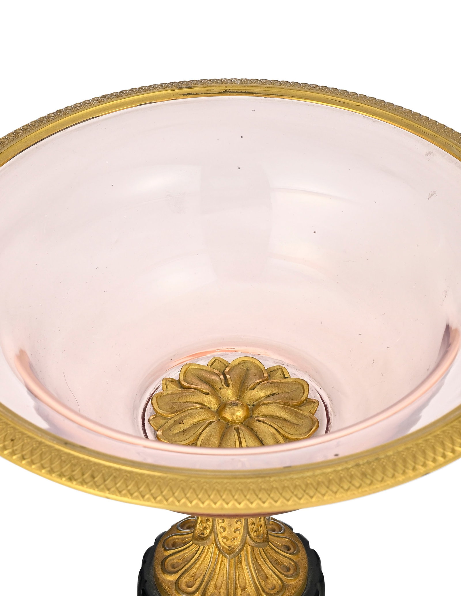 Coupe d'époque Empire, en opaline gorge de pigeon, sur un trépied en bronze doré et v - 2