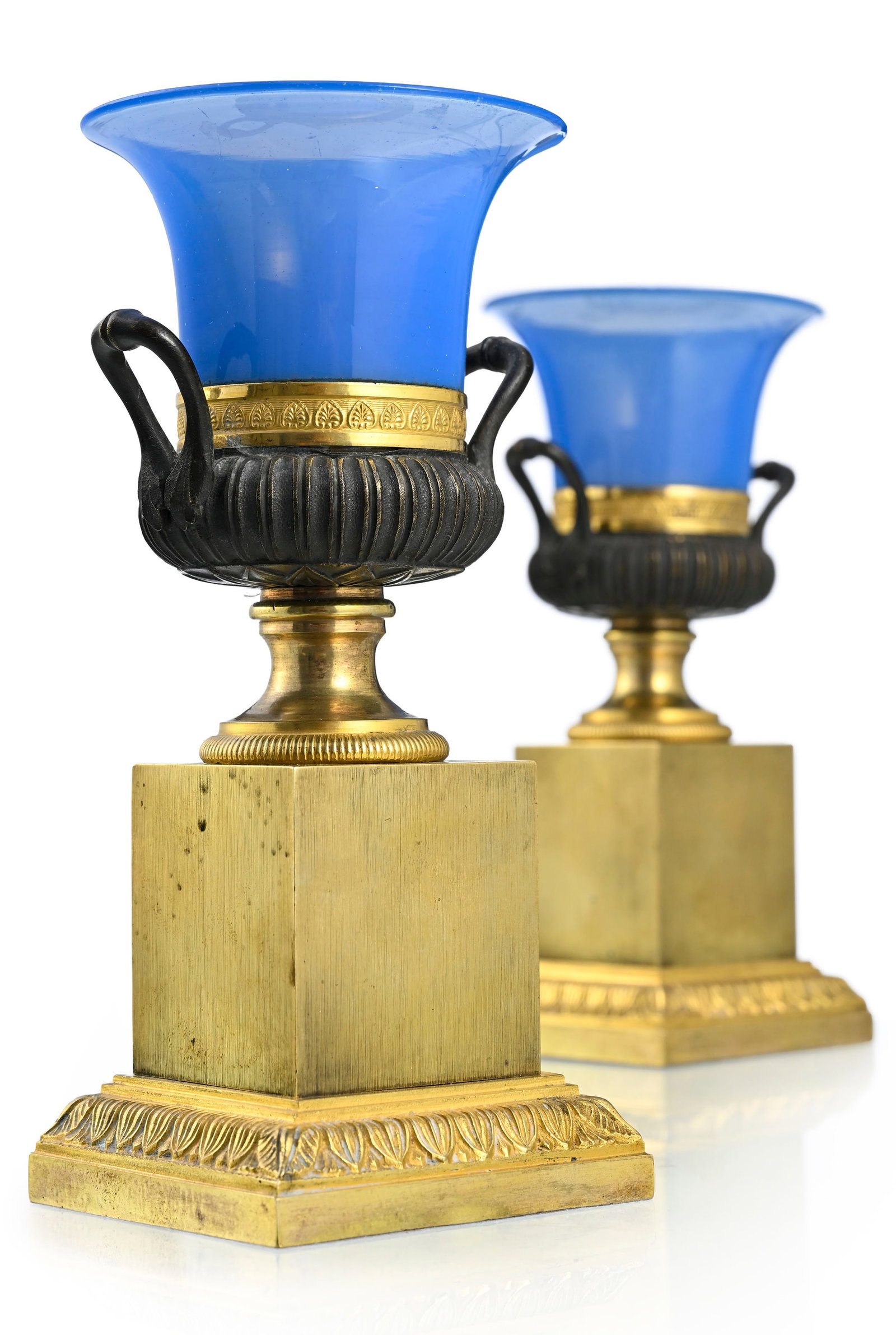Paire de vases de forme Médicis, XIXe s. en bronze patiné et doré et opaline bleue, h: Paire de vases de forme Médicis, XIXe s. en bronze patiné et doré et opaline bleue, h. 20 cm Condition piqûres et usures à la dorure