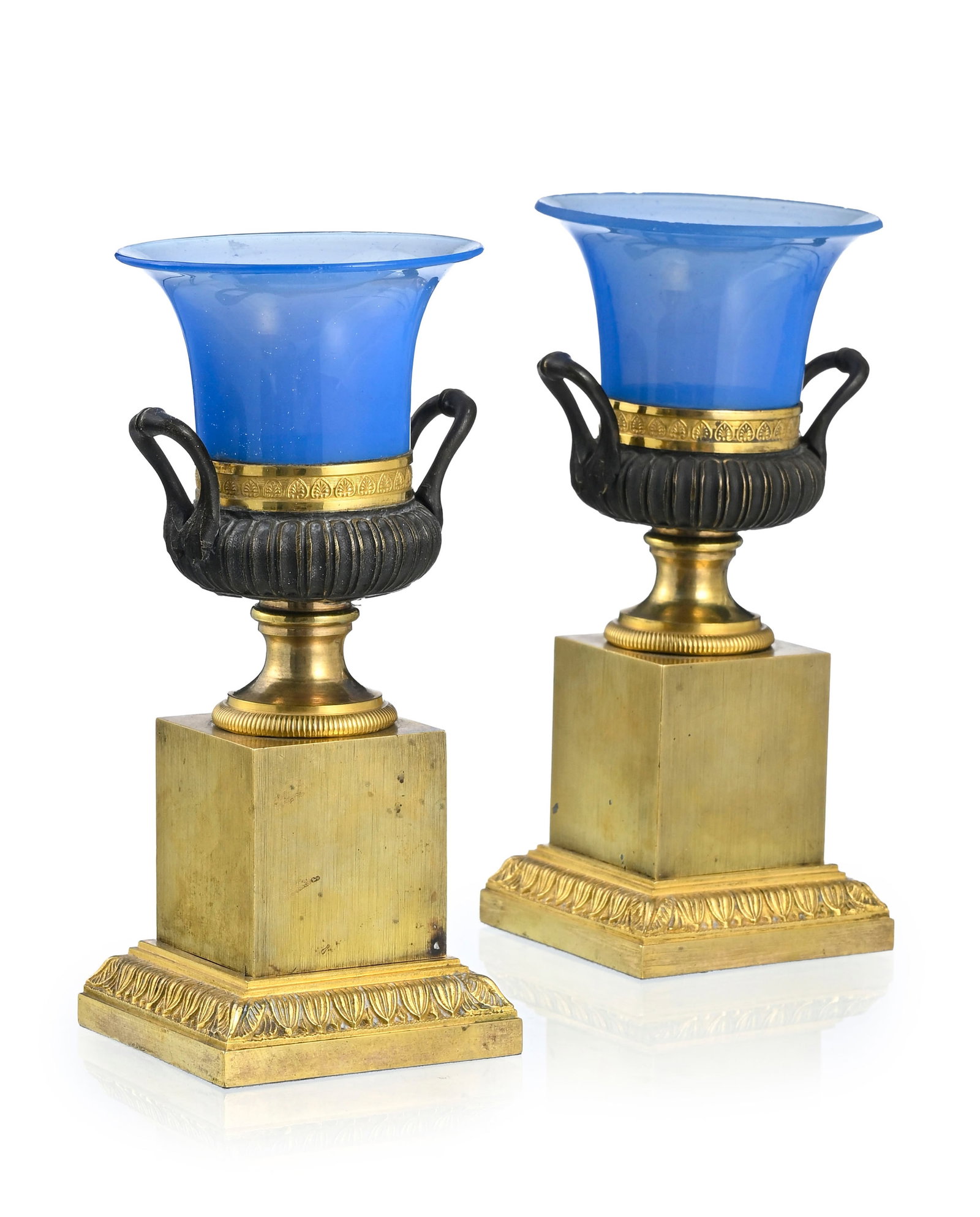 Paire de vases de forme Médicis, XIXe s. en bronze patiné et doré et opaline bleue, h - 2