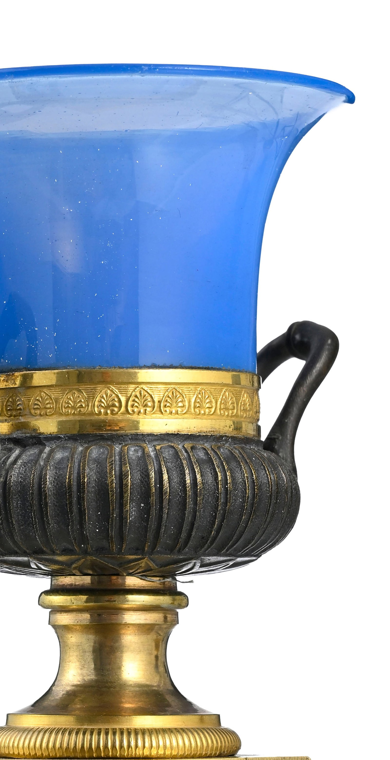Paire de vases de forme Médicis, XIXe s. en bronze patiné et doré et opaline bleue, h - 3