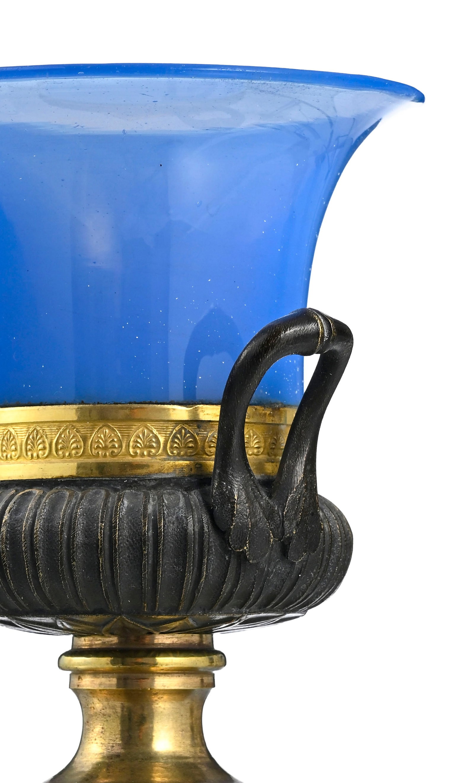Paire de vases de forme Médicis, XIXe s. en bronze patiné et doré et opaline bleue, h - 4