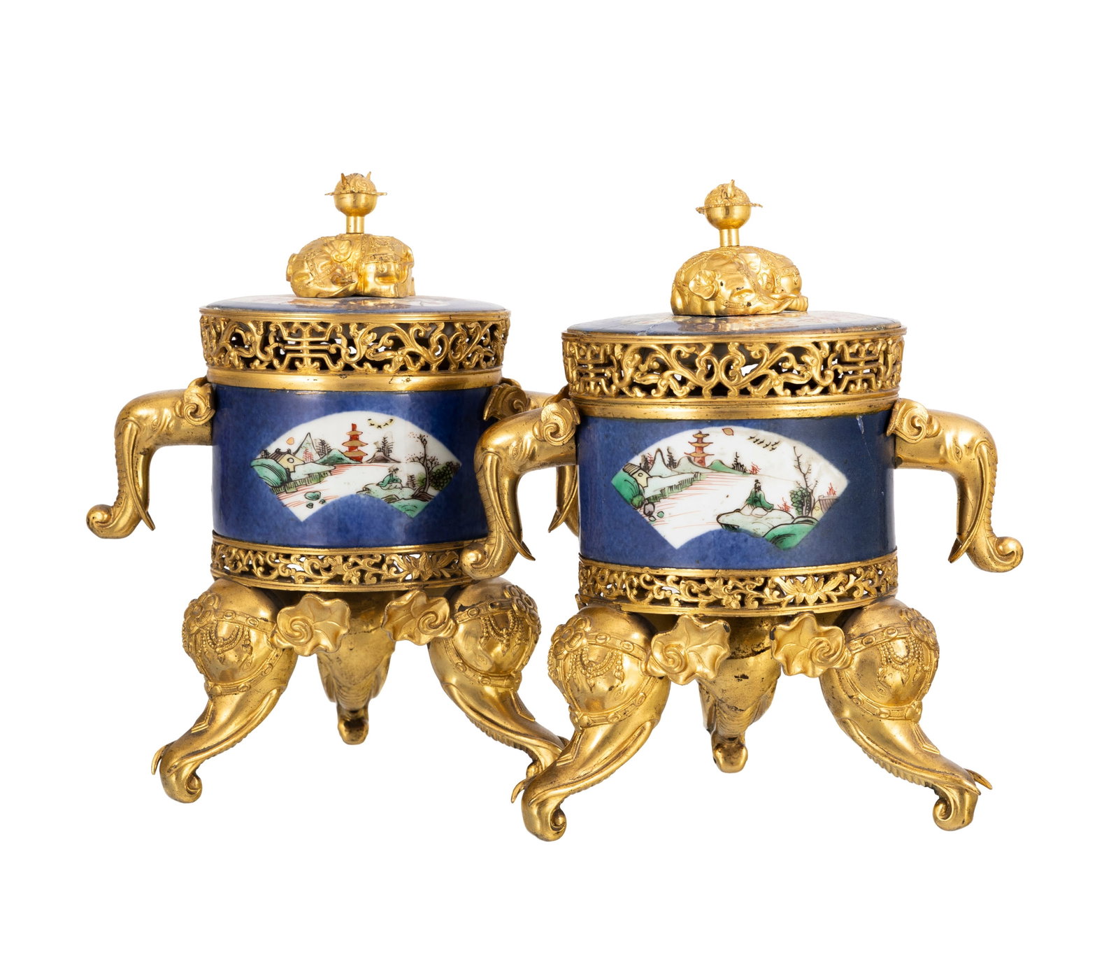 Paire de pots-pourris, XIXe s., en porcelaine de Chine polychrome, monture en bronze doré, h. 2: Paire de pots-pourris, XIXe s., en porcelaine de Chine polychrome, monture en bronze doré, h. 24 cm Condition couvercles et pots recollés