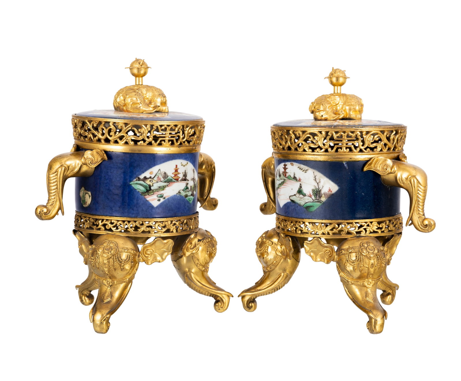 Paire de pots-pourris, XIXe s., en porcelaine de Chine polychrome, monture en bronze doré, h. 2 - 2