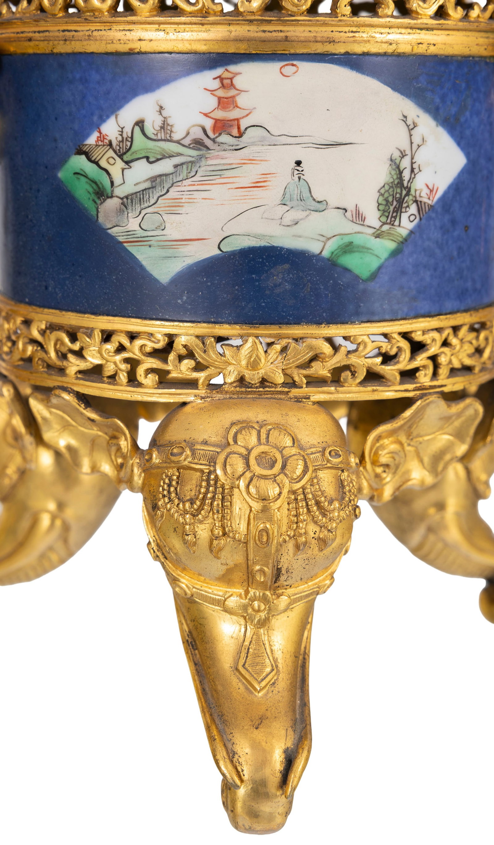 Paire de pots-pourris, XIXe s., en porcelaine de Chine polychrome, monture en bronze doré, h. 2 - 4
