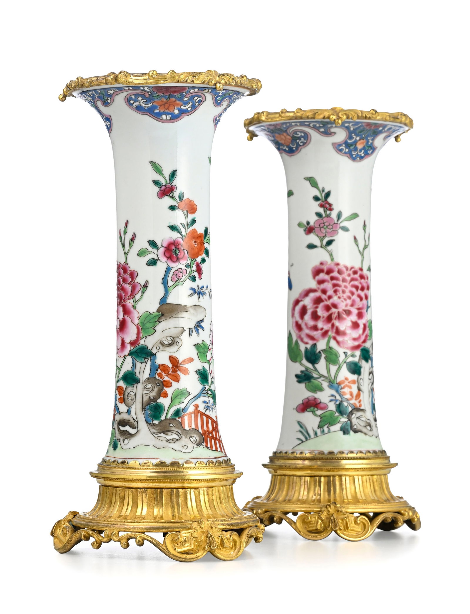 Paire de vases cornet de style famille rose, probablement Samson, fin XIXe s., à décor pei: Paire de vases cornet de style famille rose, probablement Samson, fin XIXe s., à décor peint polychrome de fleurs, monture en bronze ciselé et doré, h. 30 cm
