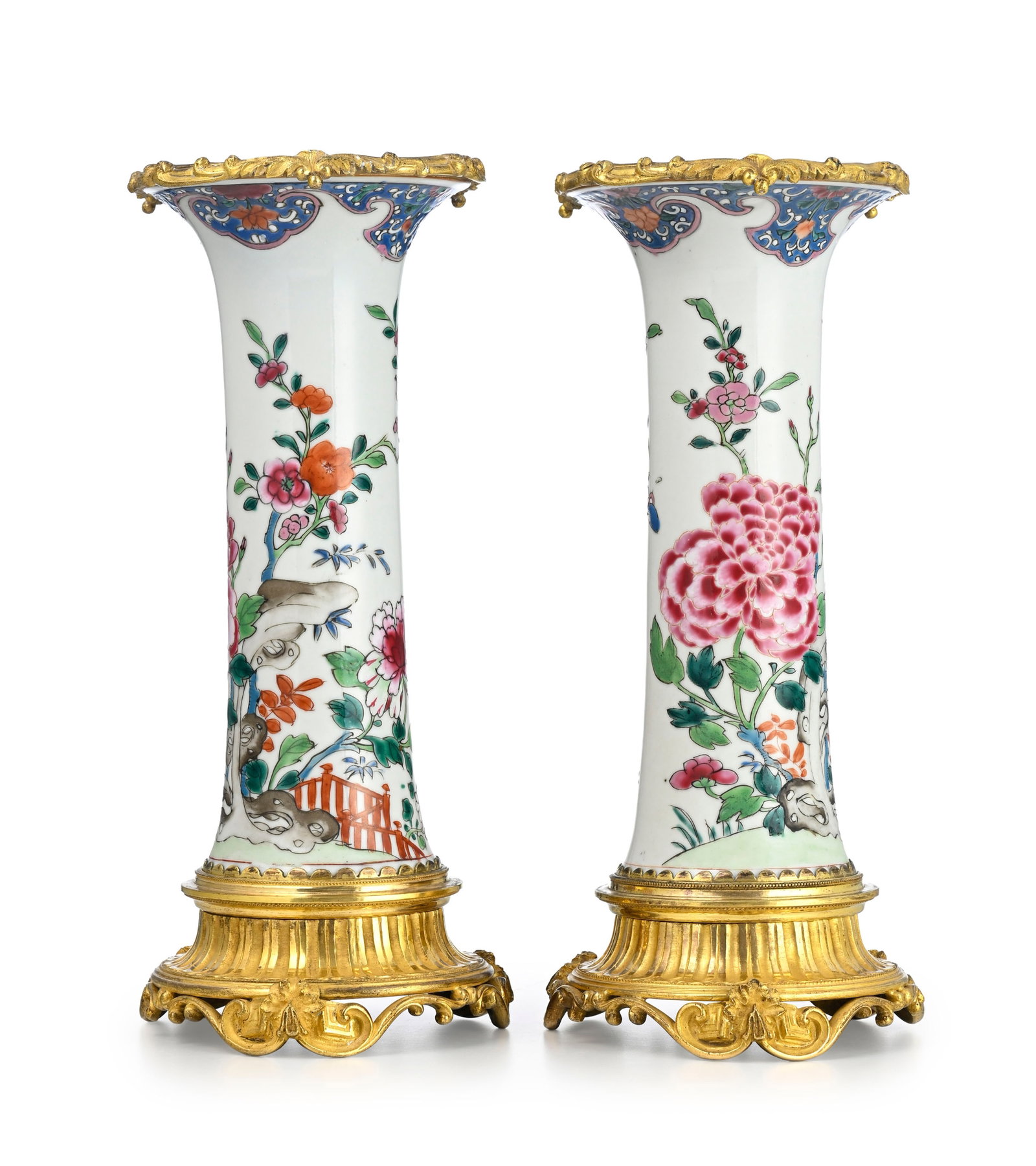 Paire de vases cornet de style famille rose, probablement Samson, fin XIXe s., à décor pei - 2