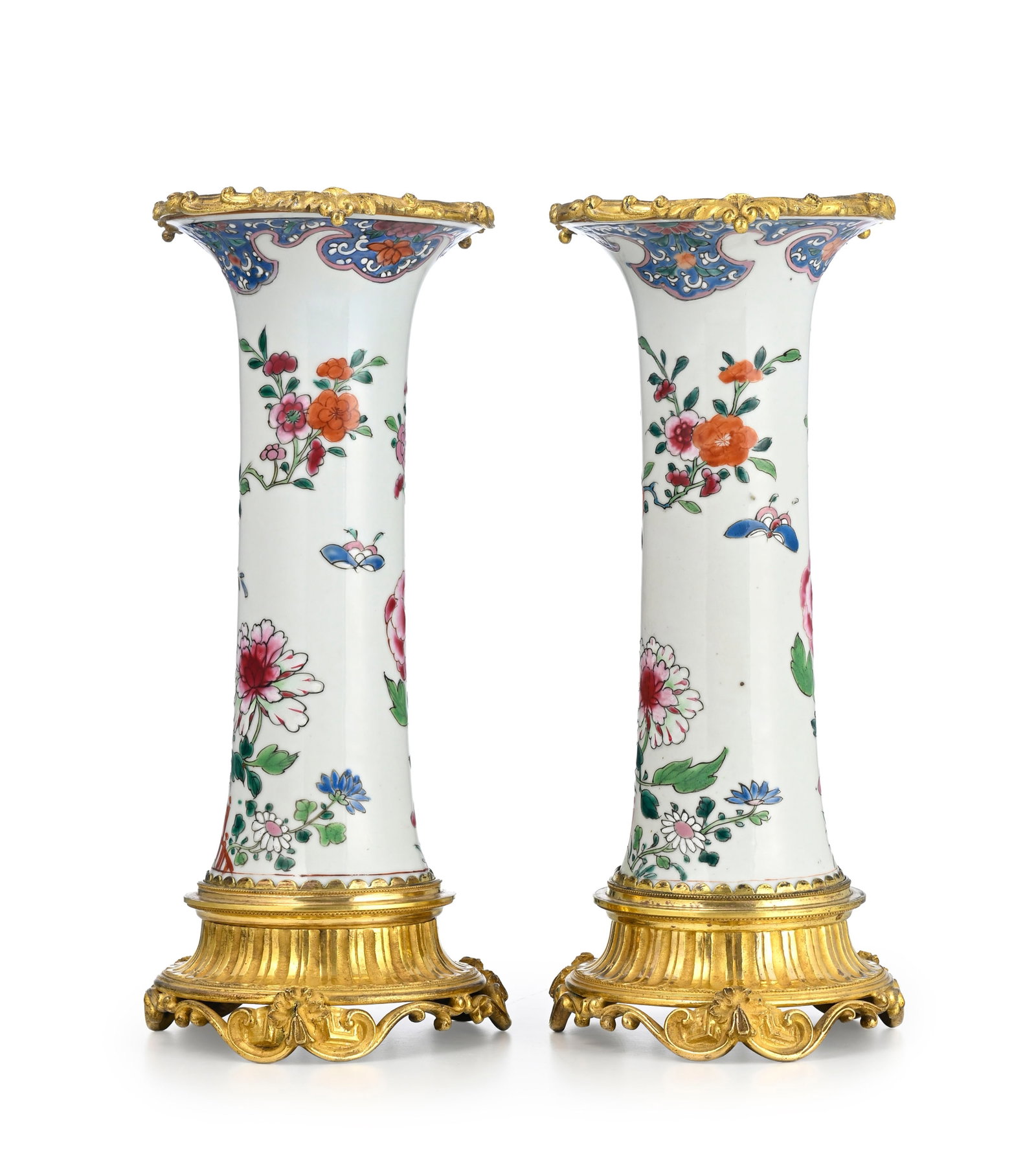 Paire de vases cornet de style famille rose, probablement Samson, fin XIXe s., à décor pei - 3
