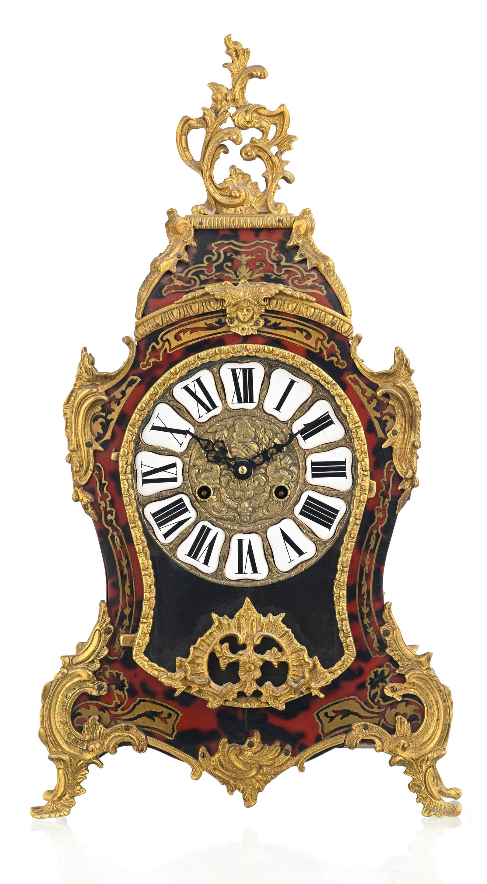 Cartel de style Régence, XXe s., peint à l'imitation de l'écaille et incrustations en: Cartel de style Régence, XXe s., peint à l'imitation de l'écaille et incrustations en laiton, ornementation en bronze doré, cadran en laiton aux heures émaillées,