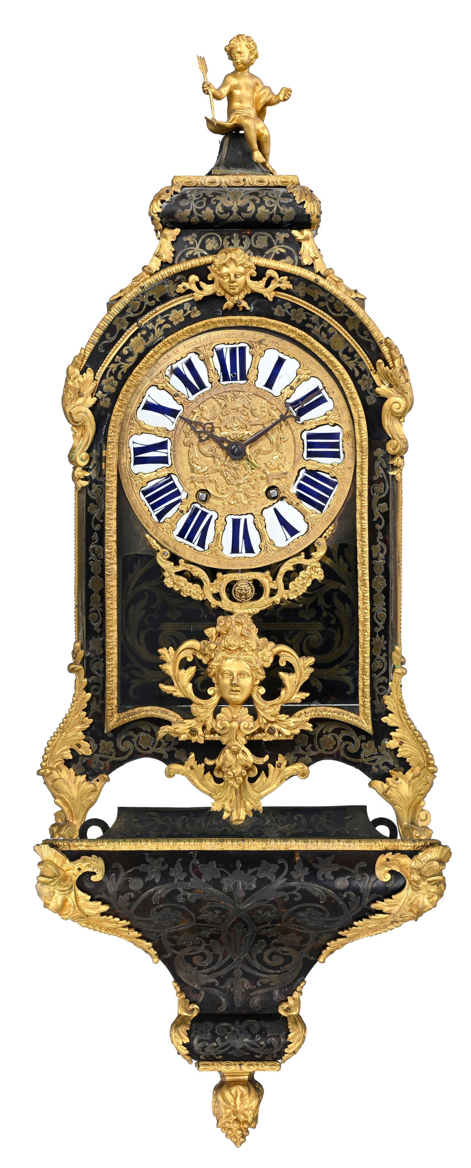 Cartel d'applique d'époque Régence, en placage d'écaille de tortue et laiton à d: Cartel d'applique d'époque Régence, en placage d'écaille de tortue et laiton à décor de rinceaux fleuris et feuillages, ornementations en bronze doré, cadran en laiton