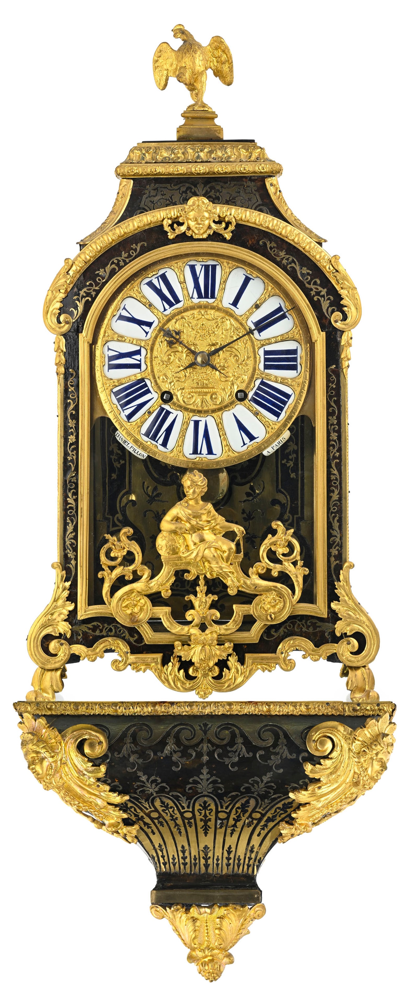 Cartel d'applique d'époque Régence, en marqueterie Boulle d'écaille de tortue et lait: Cartel d'applique d'époque Régence, en marqueterie Boulle d'écaille de tortue et laiton, ornementations en bronze doré, cadran en laiton gravé et aux heures