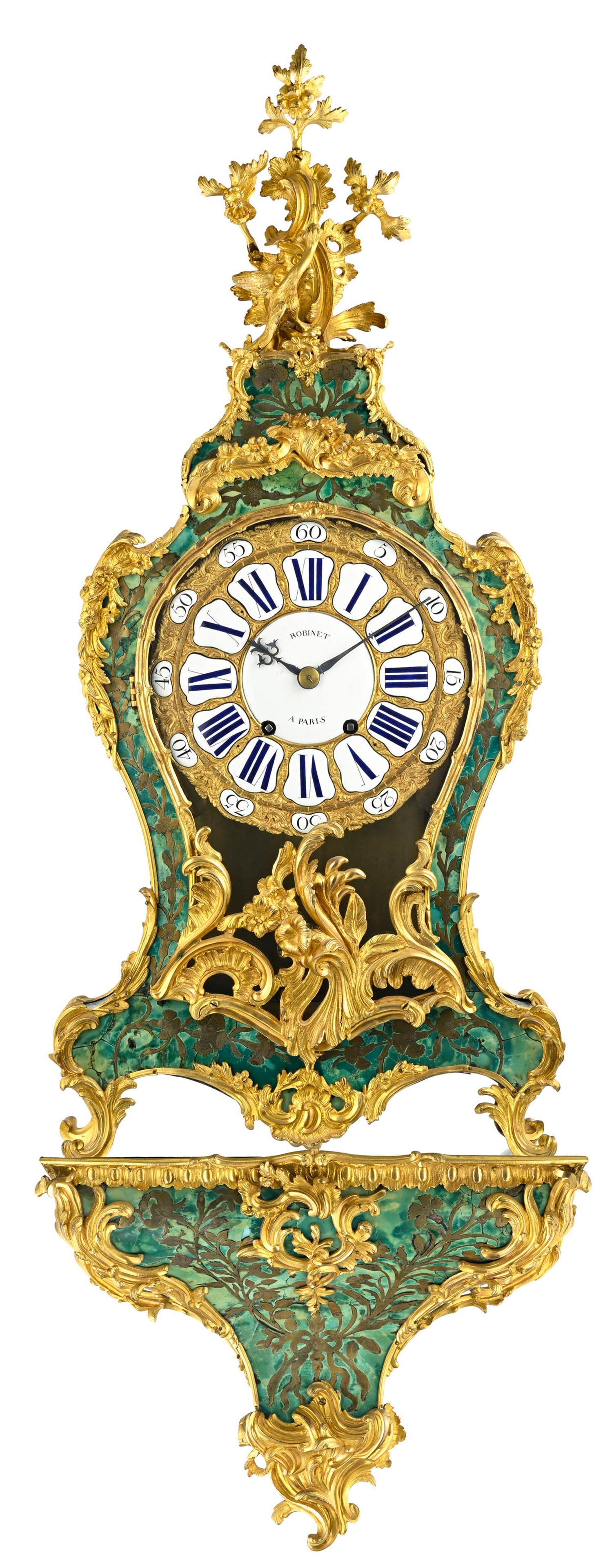 Cartel d'applique d'époque Régence, en corne teintée verte et incrustations de laiton: Cartel d'applique d'époque Régence, en corne teintée verte et incrustations de laiton à décor de fleurs, riches ornementations en bronze doré et ciselé, cadran en