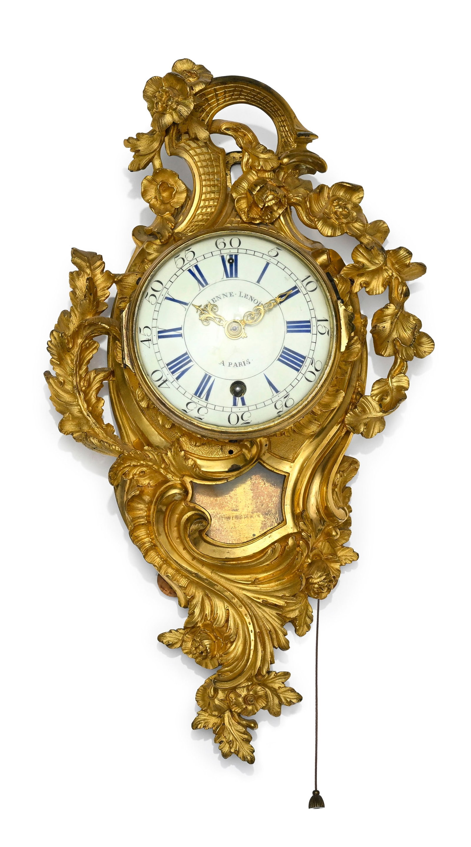 Cartel d'applique d'époque Louis XV, en bronze ciselé et doré à décor de fl: Cartel d'applique d'époque Louis XV, en bronze ciselé et doré à décor de fleurs et de feuilles d'acanthe, cadran émaillé signé Etienne Lenoir à Paris,