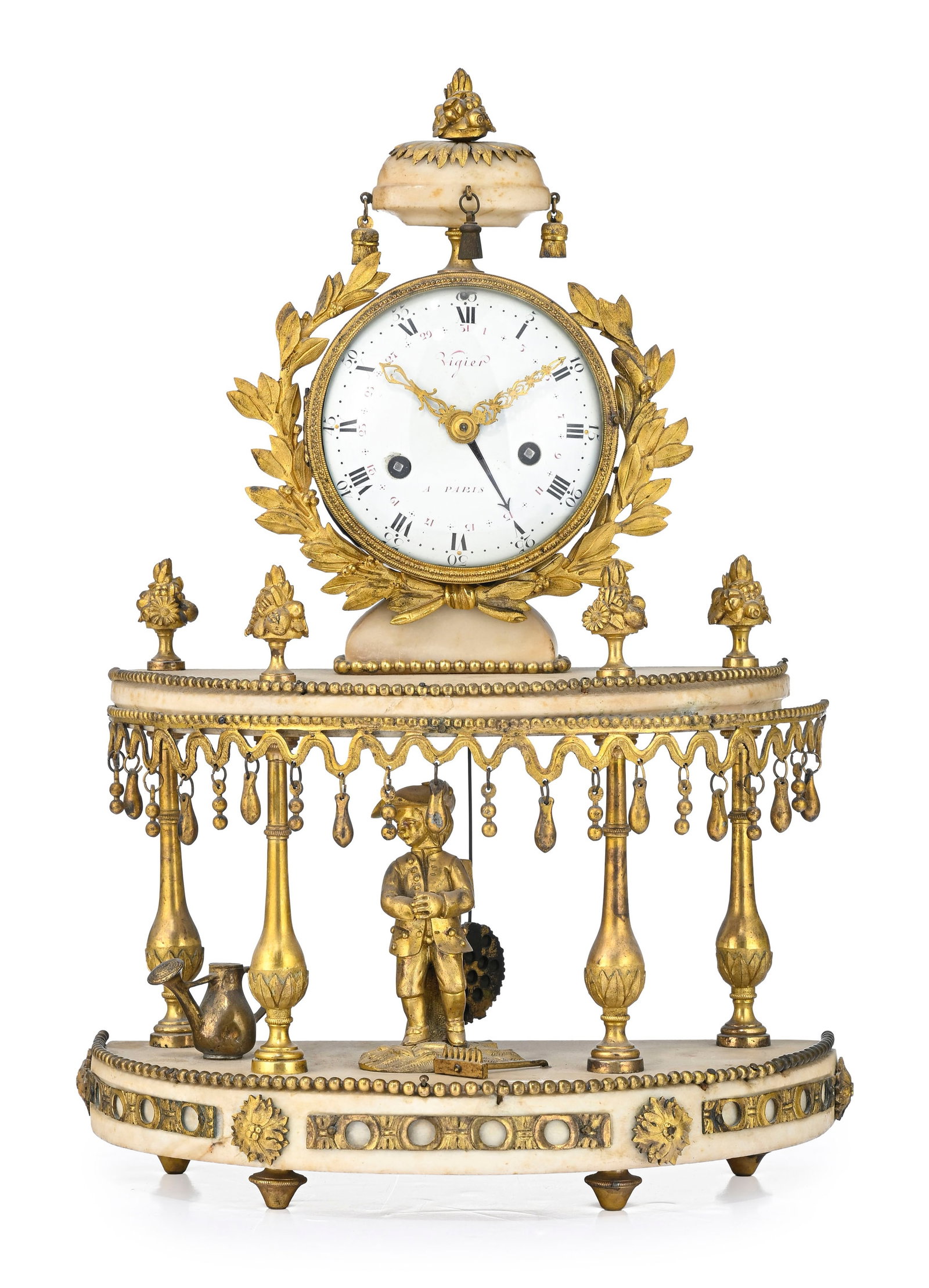 Pendule portique d'époque Louis XVI, en marbre blanc et bronze doré, partie inférieur: Pendule portique d'époque Louis XVI, en marbre blanc et bronze doré, partie inférieure composée d'un enfant et attributs de jardinier, cadran émaillé signé Vigier &#