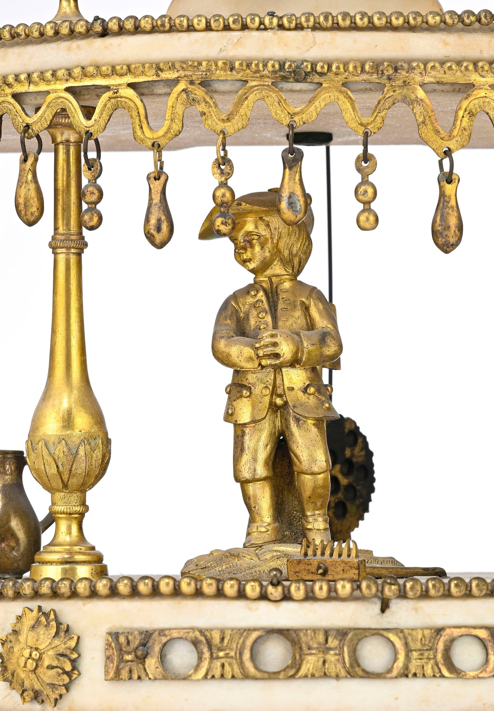 Pendule portique d'époque Louis XVI, en marbre blanc et bronze doré, partie inférieur - 2