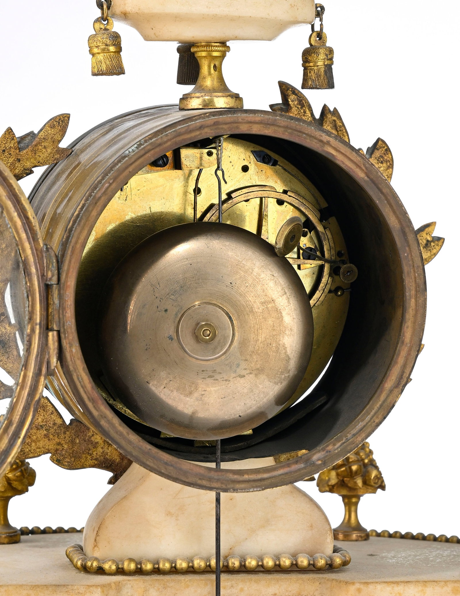 Pendule portique d'époque Louis XVI, en marbre blanc et bronze doré, partie inférieur - 4