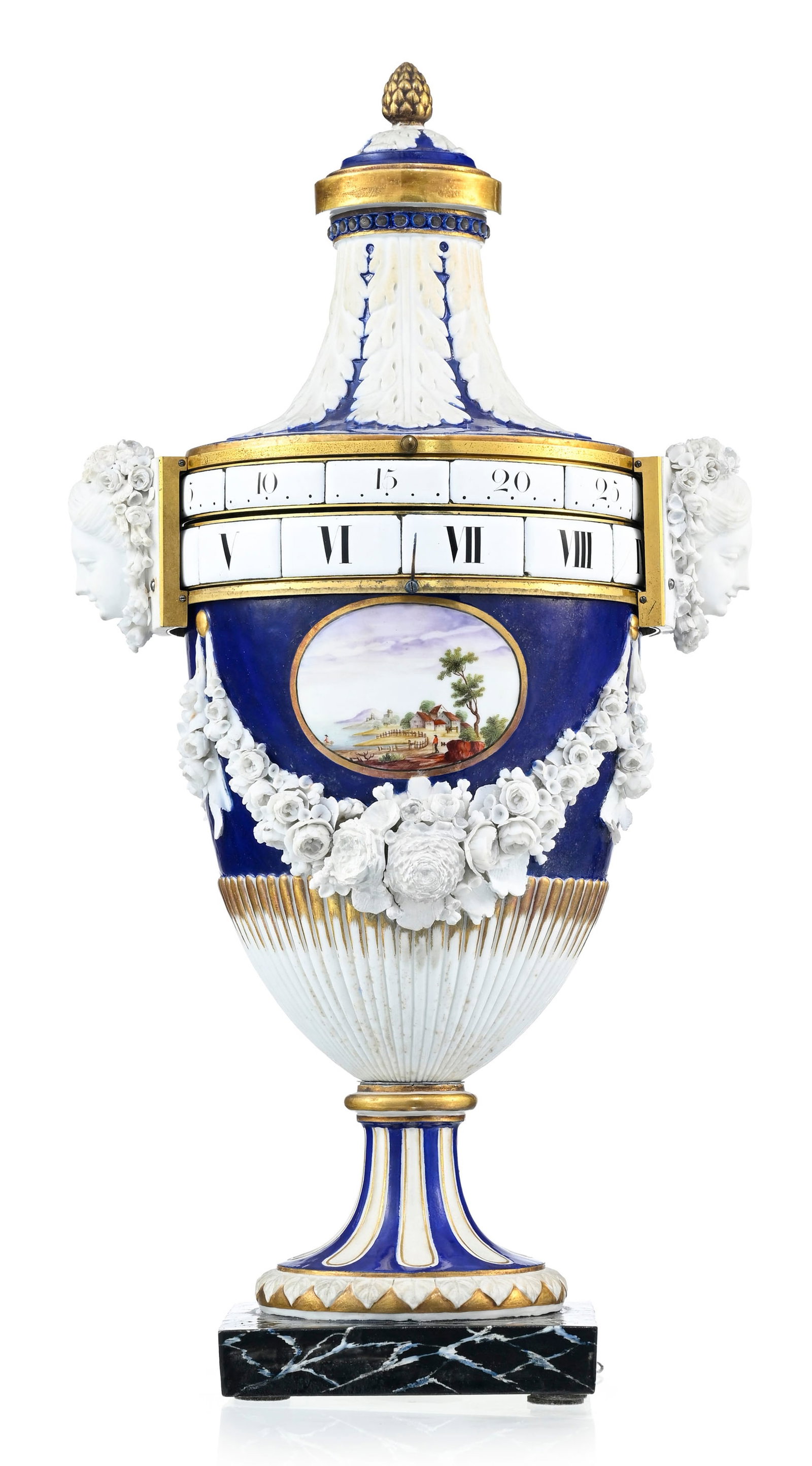 Pendule à cadrans tournants d'époque Louis XVI, en porcelaine à fond bleu de Nidervil: Pendule à cadrans tournants d'époque Louis XVI, en porcelaine à fond bleu de Niderviller et biscuit, à décor peint de paysages dans des cartouches, guirlandes de fleurs et feu