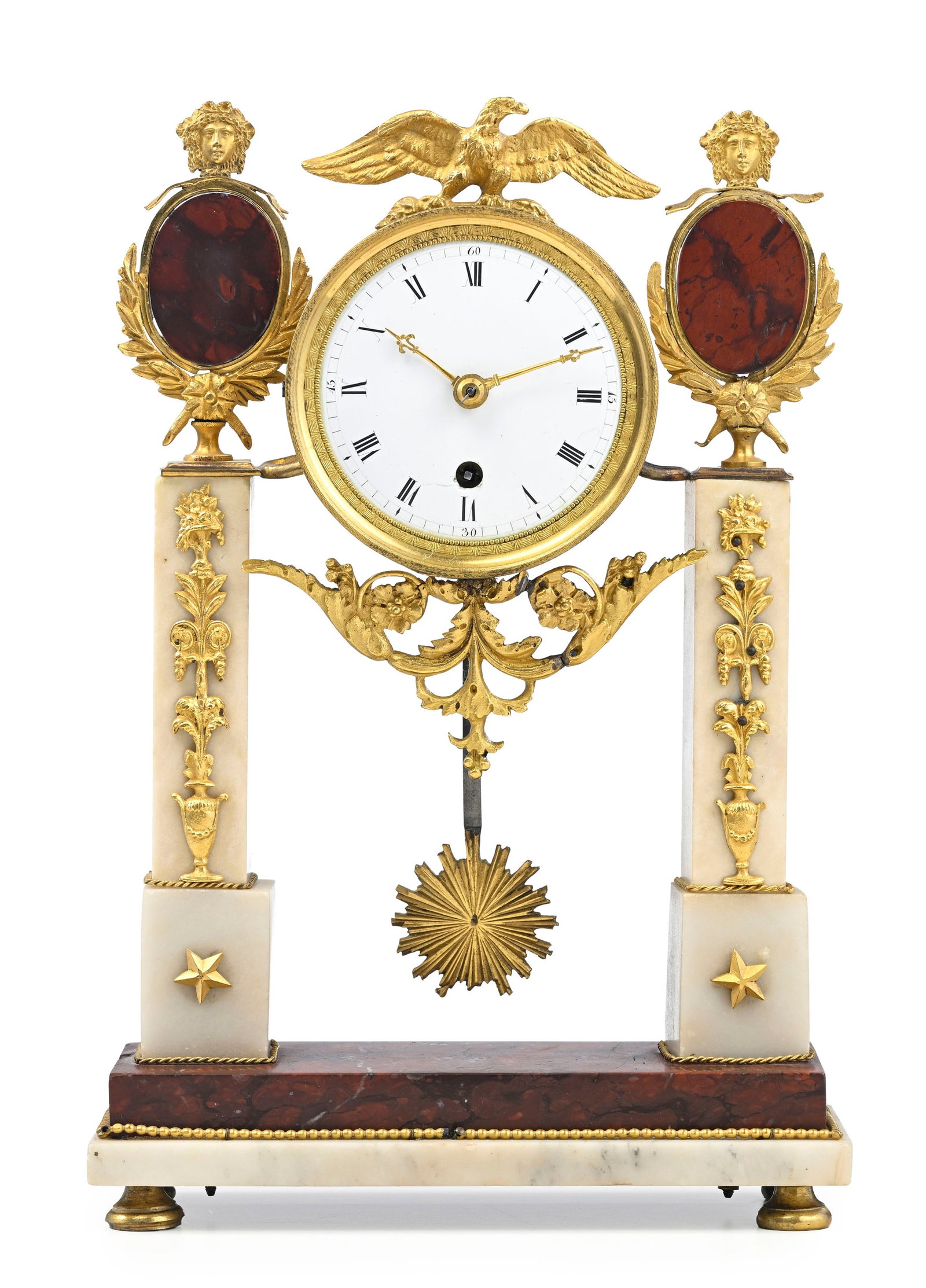 Pendule portique d'époque Directoire, en marbre blanc, rouge griotte et bronze doré, cadra: Pendule portique d'époque Directoire, en marbre blanc, rouge griotte et bronze doré, cadran en émail sommé d'un aigle, base ornée de frise de perles et terminée par