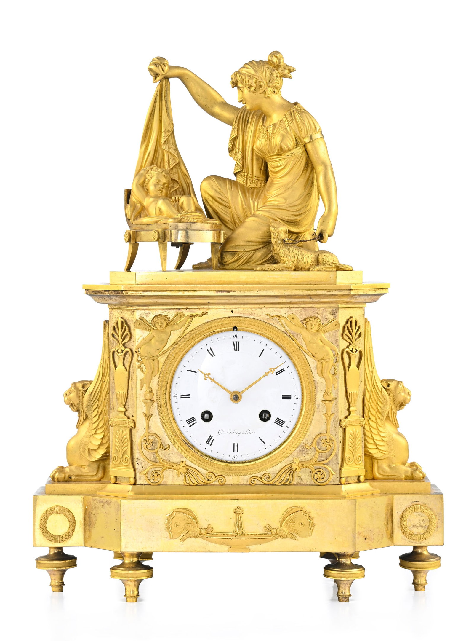 Pendule d'époque Empire, en bronze ciselé et doré mat et brillant, figurant une all&#: Pendule d'époque Empire, en bronze ciselé et doré mat et brillant, figurant une allégorie de la fidélité, et sphinges ailés, cadran circulaire en émail entour&#