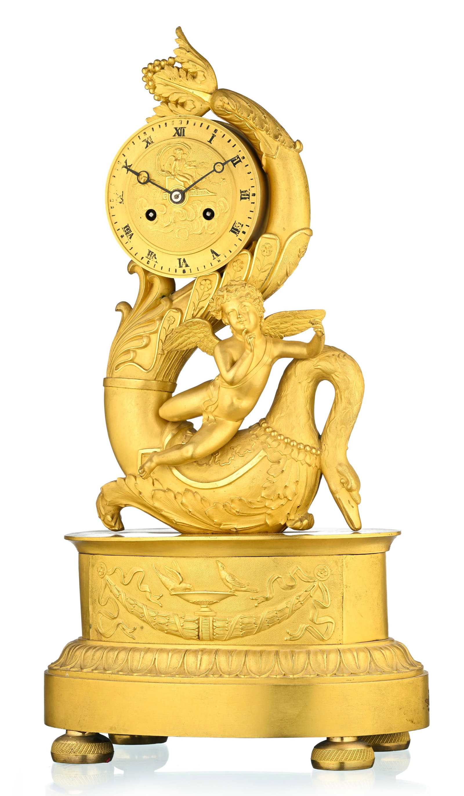 Pendule d'époque Restauration, en bronze doré et ciselé, à décor d'un putto: Pendule d'époque Restauration, en bronze doré et ciselé, à décor d'un putto reposant sur une corne d'abondance à col de cygne, base ovale ornée de feuilles d'eau et