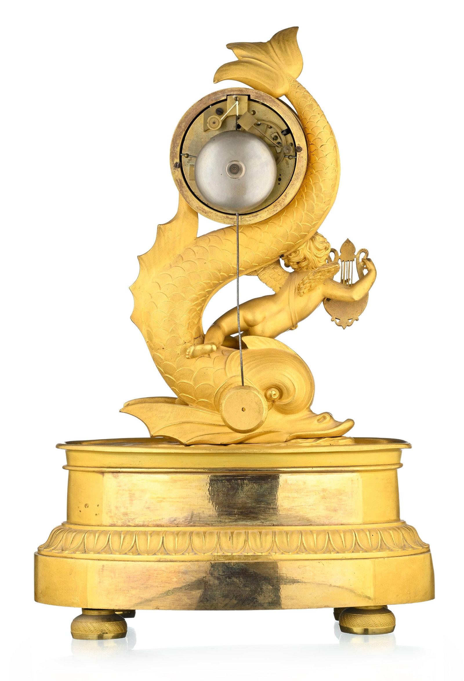 Pendule d'époque Restauration, en bronze doré et ciselé à décor d'un amour  - 5
