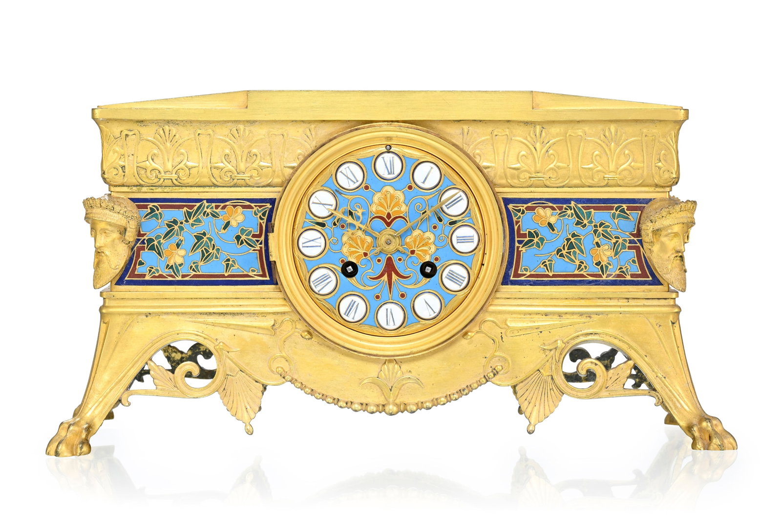 Pendule par Barbedienne, fin du XIXe s., en bronze doré et ciselé et émaux cloisonn&#: Pendule par Barbedienne, fin du XIXe s., en bronze doré et ciselé et émaux cloisonnés, à décor de rinceaux fleuris, frises de feuilles stylisées, flanquée de