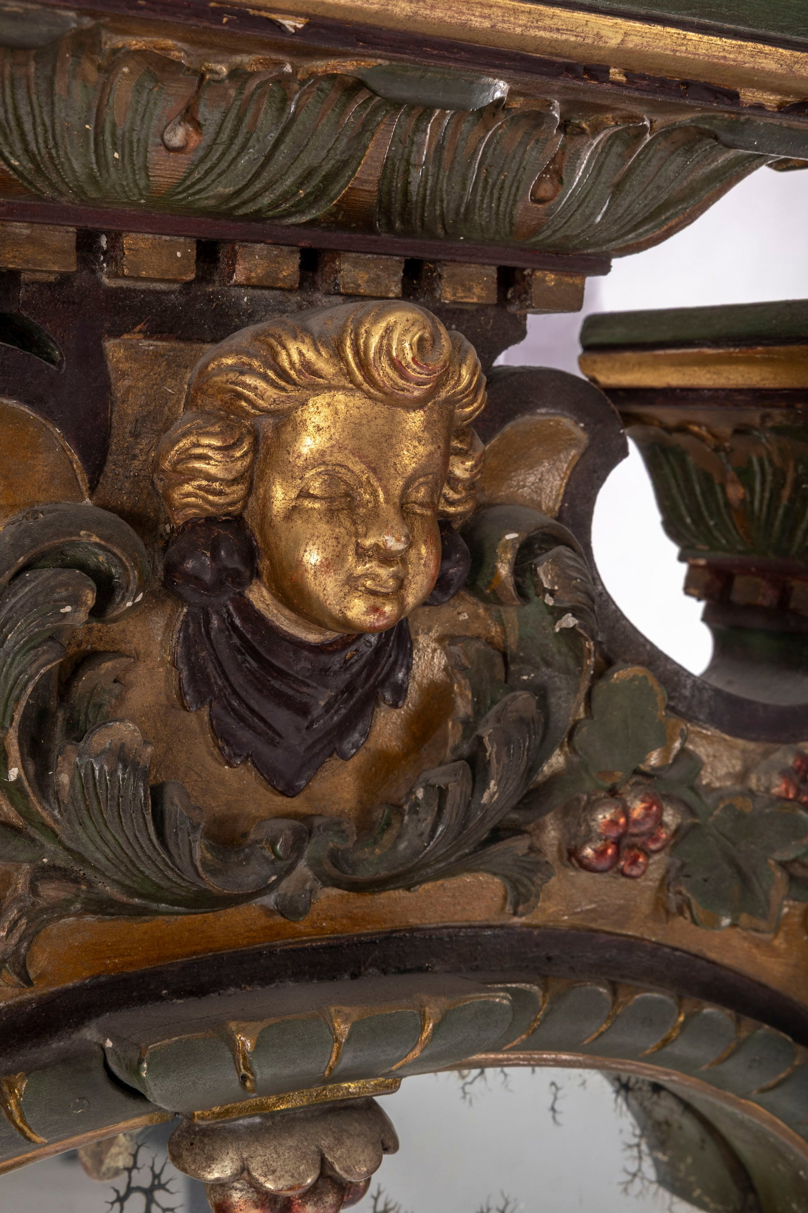 Miroir, Italie, XXe s., en bois sculpté polychrome et doré, montants flanqués de colo - 2