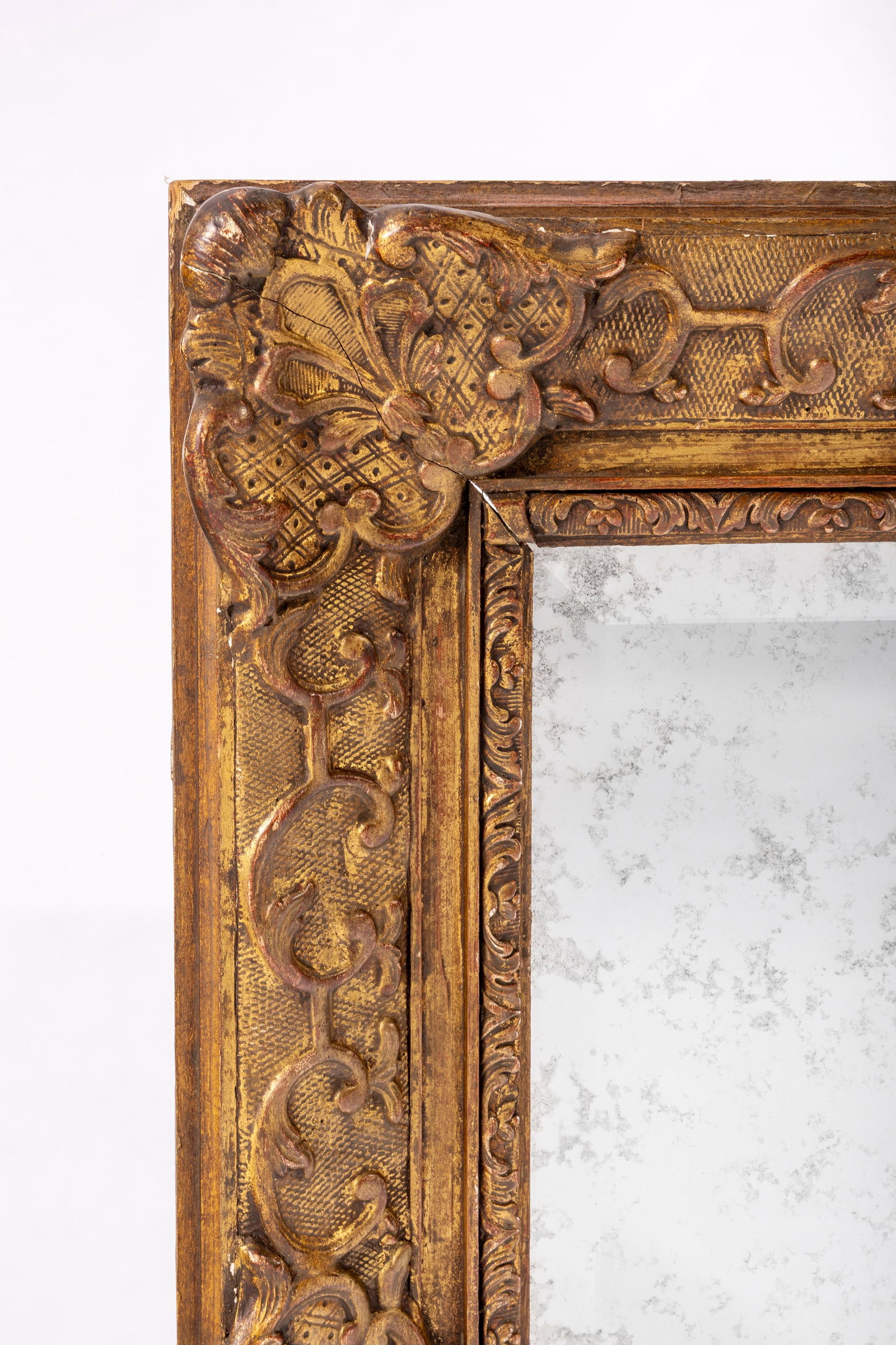 Miroir de style Régence, fin du XIXe s., bois et stuc doré à décor de treillis,  - 2